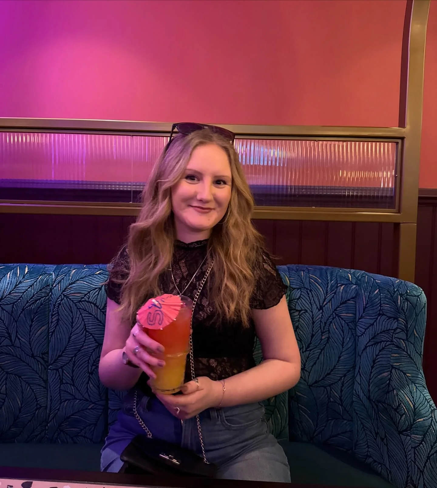 excited cuz it&rsquo;s happy hour 🍹💃🏻
&bull;
&bull;
#happyhour #girlsnight #drinksnight #cocktails #londonbars