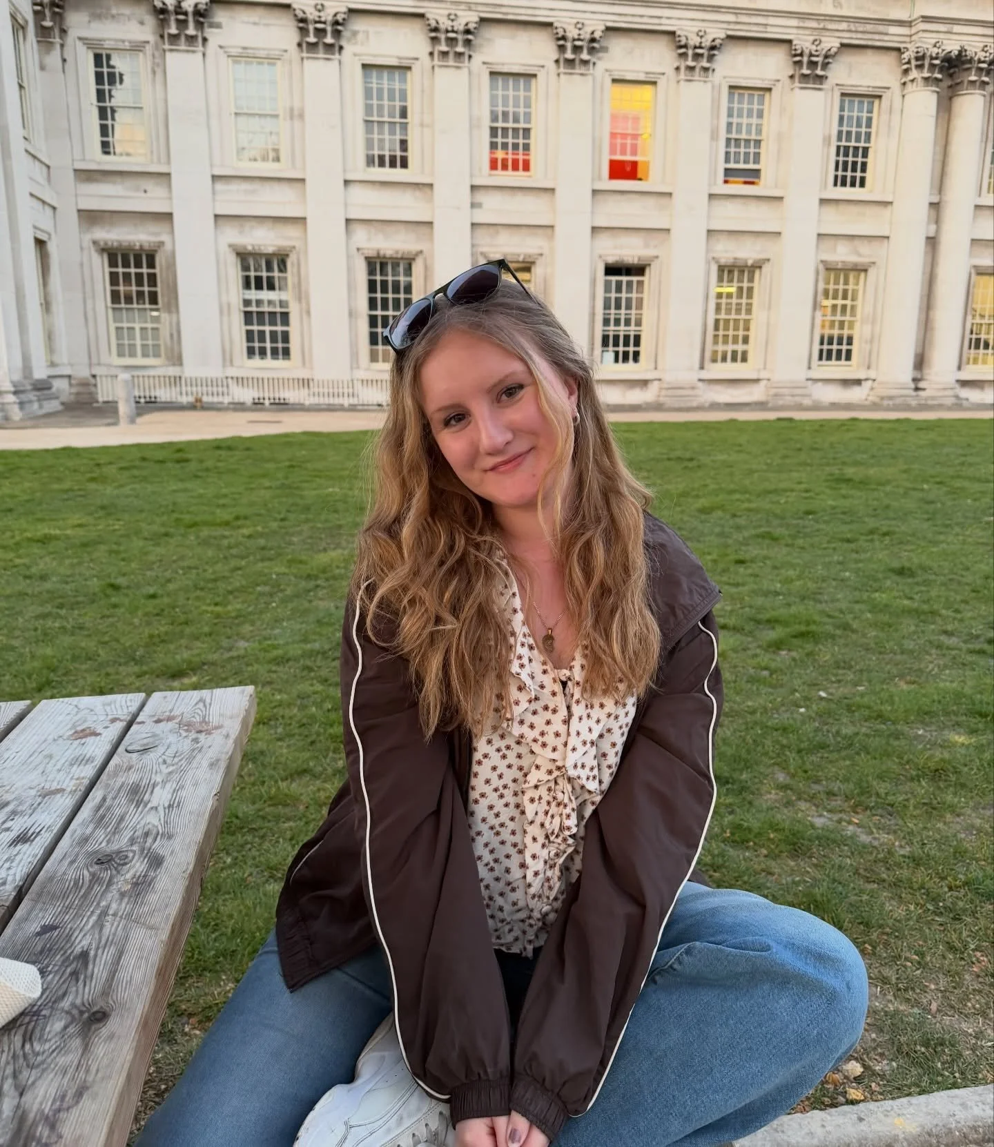 GUYS it&rsquo;s officially sunny season ☀️
a chippy after work and playing cards til sunset is the new thursday craze&hellip; 🃏
&bull;
#spring #springlondon #sunset #london #londonlife