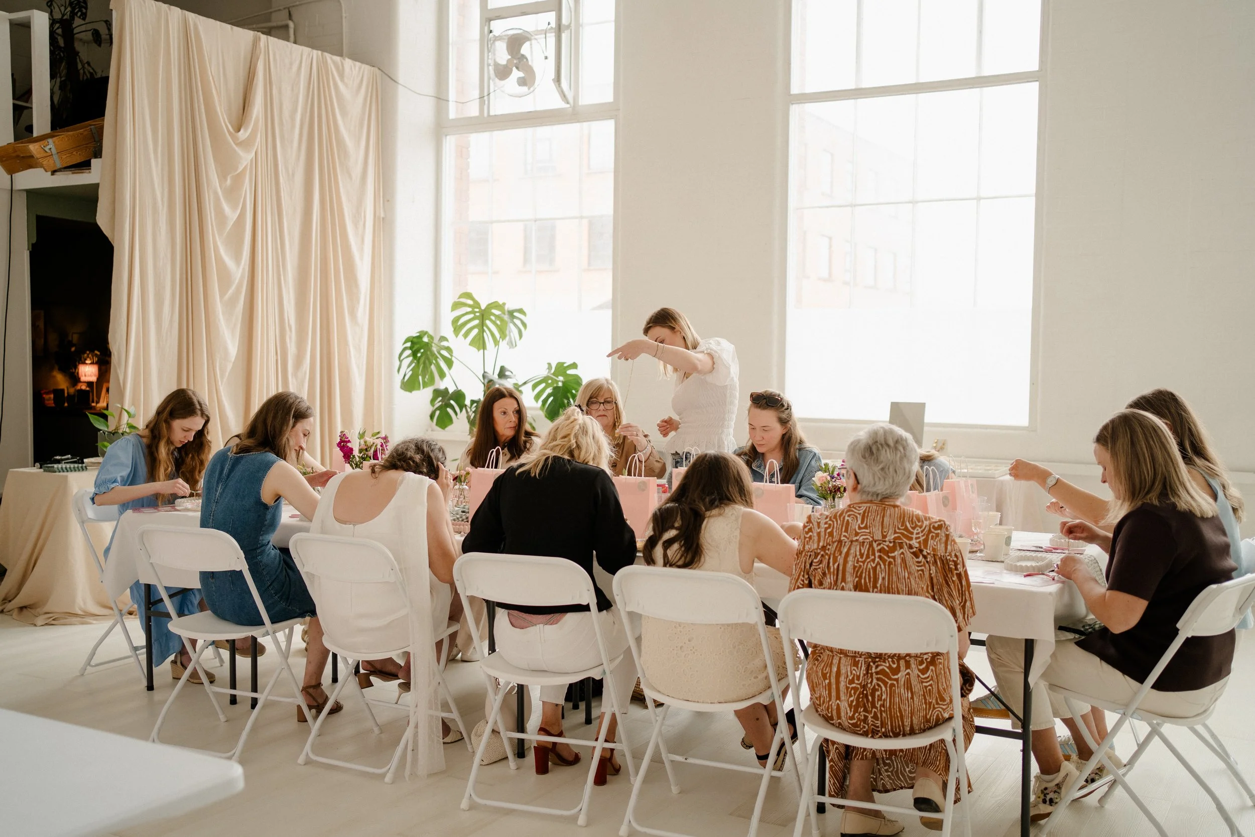 JAQ_HEN_PARTY_THREAD_STUDIO__RT29523.jpg