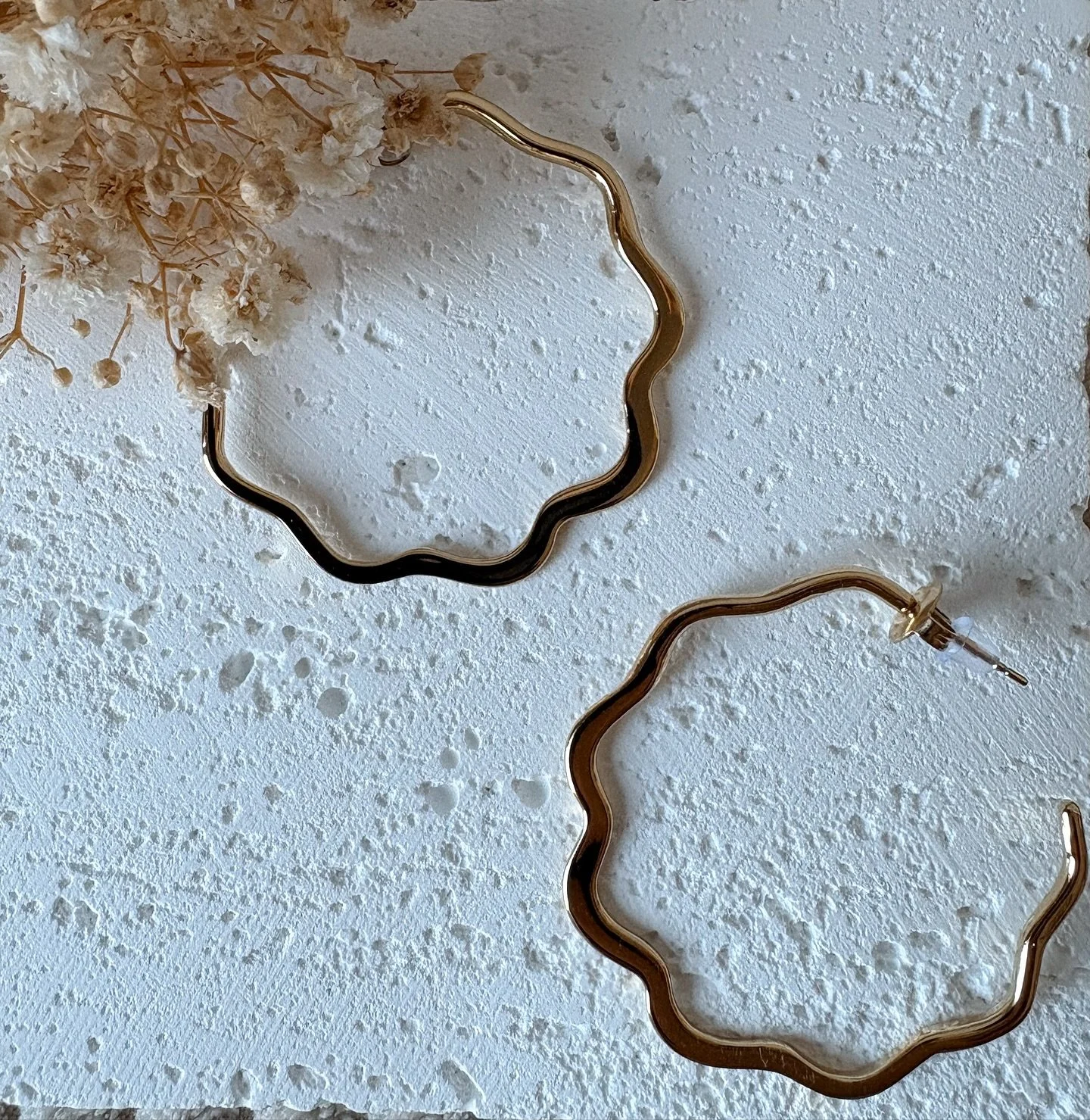 L&Eacute;ONIE ✨

Les boucles d&rsquo;oreilles L&Eacute;ONIE en acier inoxydable dor&eacute;, r&eacute;sistantes &agrave; l&rsquo;eau, l&eacute;g&egrave;res, et hypoallerg&eacute;niques 💕

Faciles &agrave; porter au quotidien, elles habillent parfait