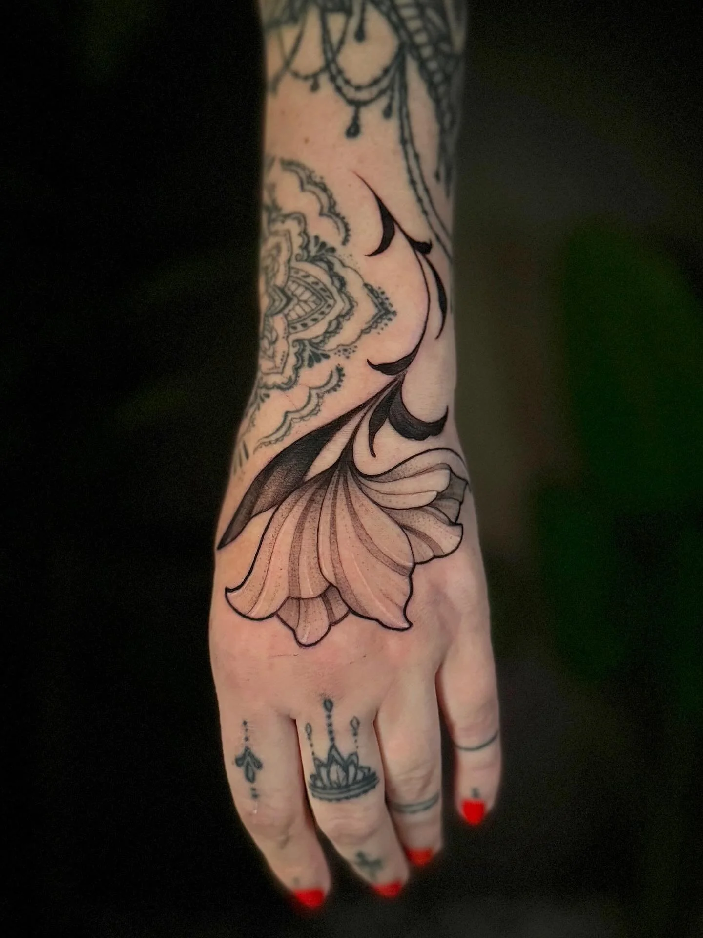 Fun lil&rsquo; flower for Phee 🌷🖤

#flowertattoo #jobstoppertattoo #minimalisttattoo #femininetattoo #delicatetattoo #lvtattooartist #lehighvalleytattooartist