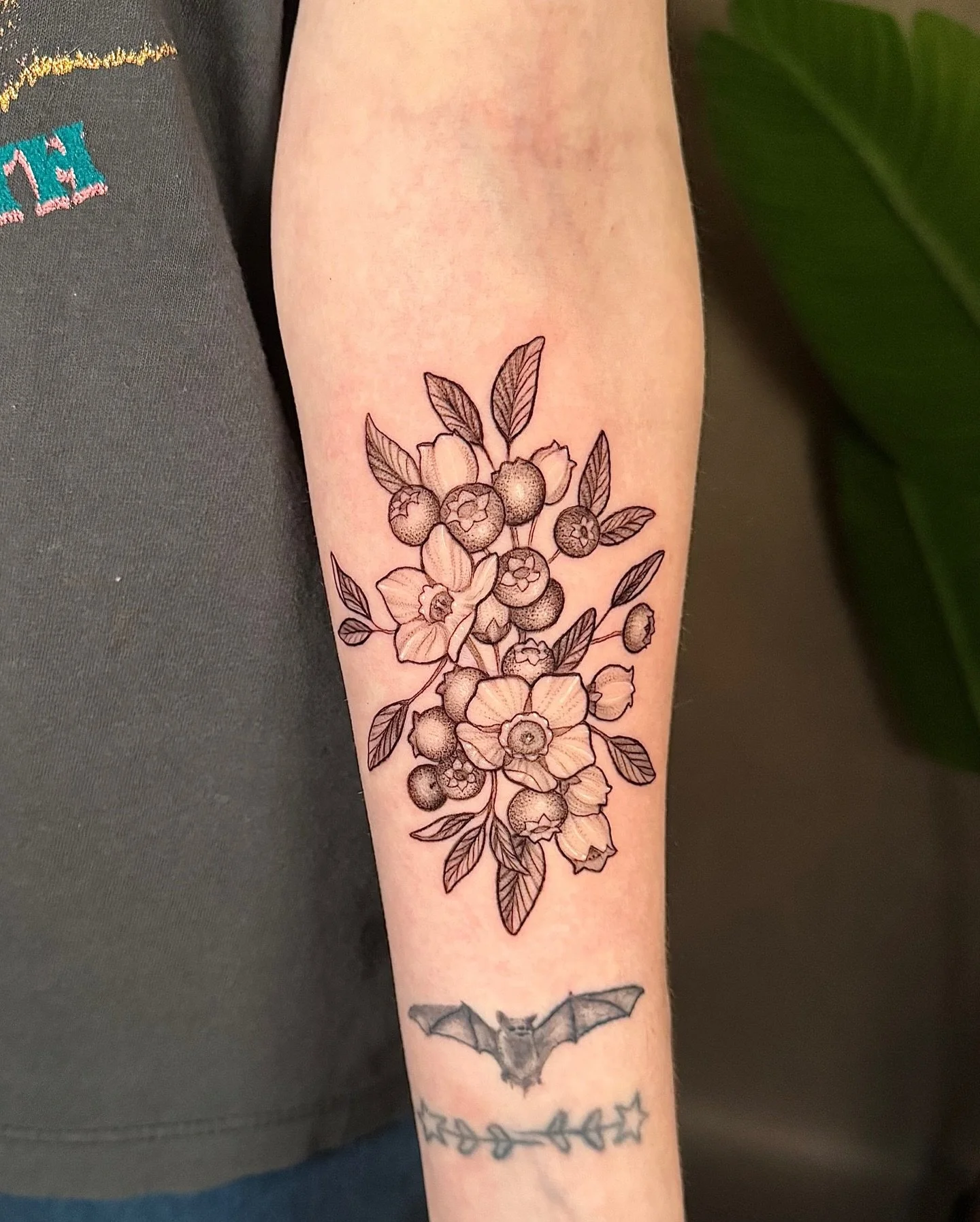 A blueberry branch for Ann 🌿🌸🫐

#blueberrytattoo #minimalisttattoo #realismtattoo #femininetattoo #delicatetattoo #lvtattooartist #lehighvalleytattooartist