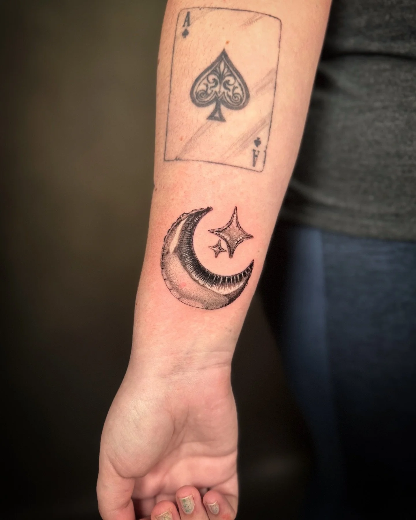 Mylar moon and stars for Sophie 🌙✨

#mylarballoontattoo #finelinetattoo #minimalisttattoo #realismtattoo #femininetattoo #delicatetattoo #lvtattooartist #lehighvalleytattooartist