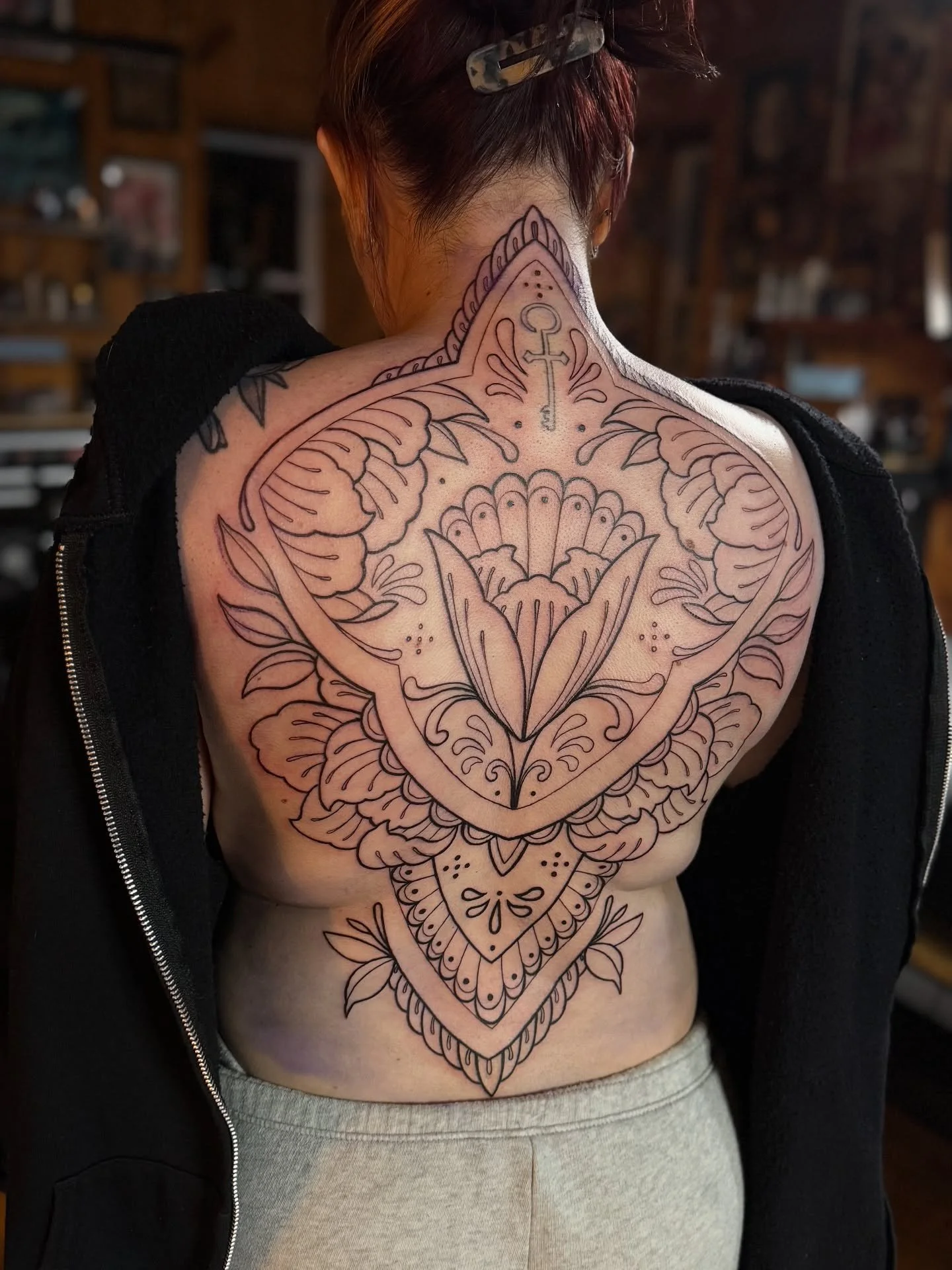First session of this amazingly fun back piece - thanks for the trust, Abby! 🙏🖤

#backtattoo #decorativetattoo #floraltattoo #femininetattoo #delicatetattoo #lvtattooartist #lehighvalleytattooartist