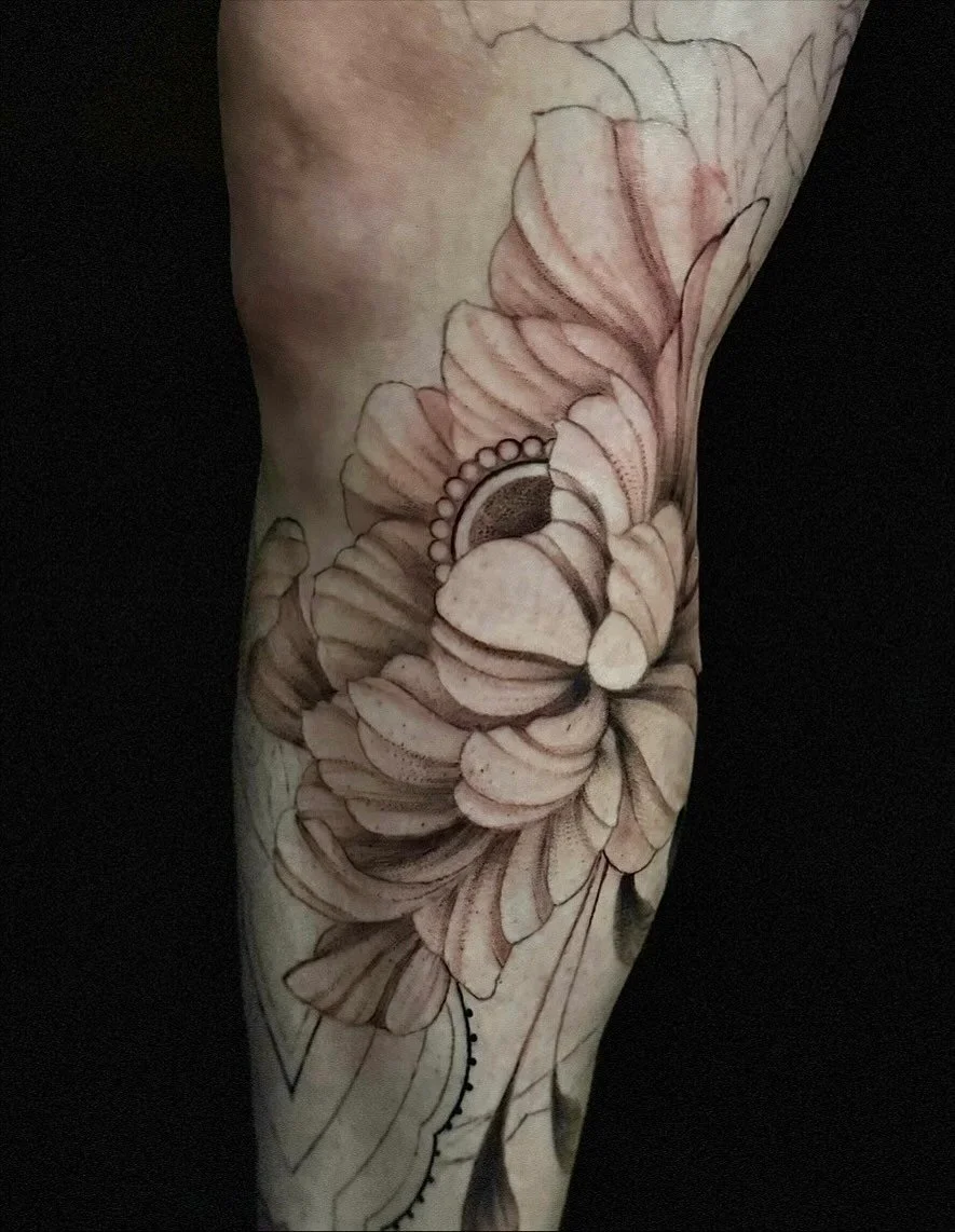 Leg sleeve progress on @phee.inthewarrensalon 🌸🖤

#finelinetattoo #floraltattoo #illustrativetatto #realismtattoo #femininetattoo #delicatetattoo #lvtattooartist #lehighvalleytattooartist