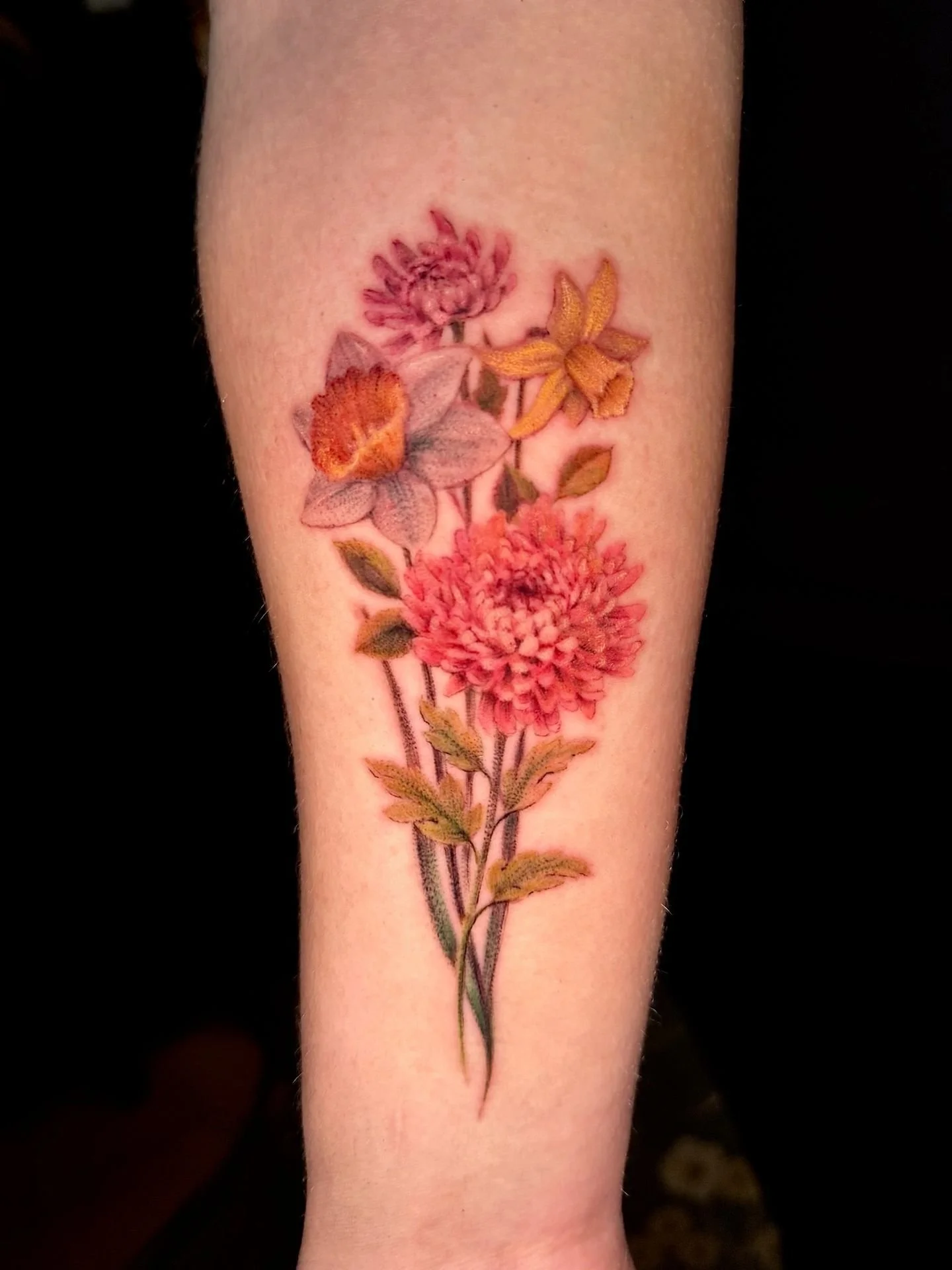 A bundle of color from this past week😊

#patattooers #ladytattooer #flowertattoo #floraltattoo #coloredtattoo