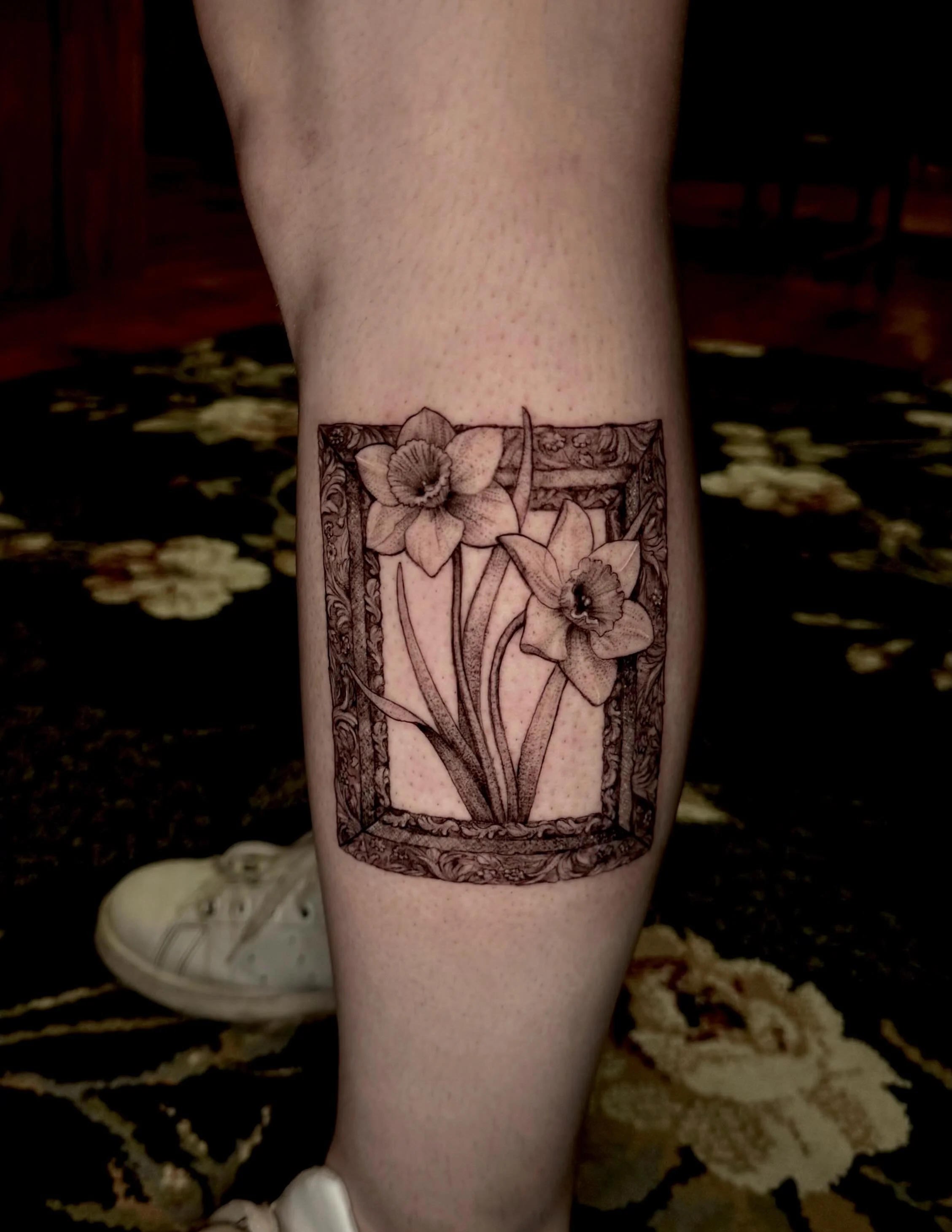 Daffodils to honor Melissa&rsquo;s grandmother💛

Melissa had the idea to use her grandmother&rsquo;s mirror to create a framing element around the flowers and it worked out so perfectly ✨⚜️

#daffodiltattoo #frametattoo #lvtattooer #lvtattooartist