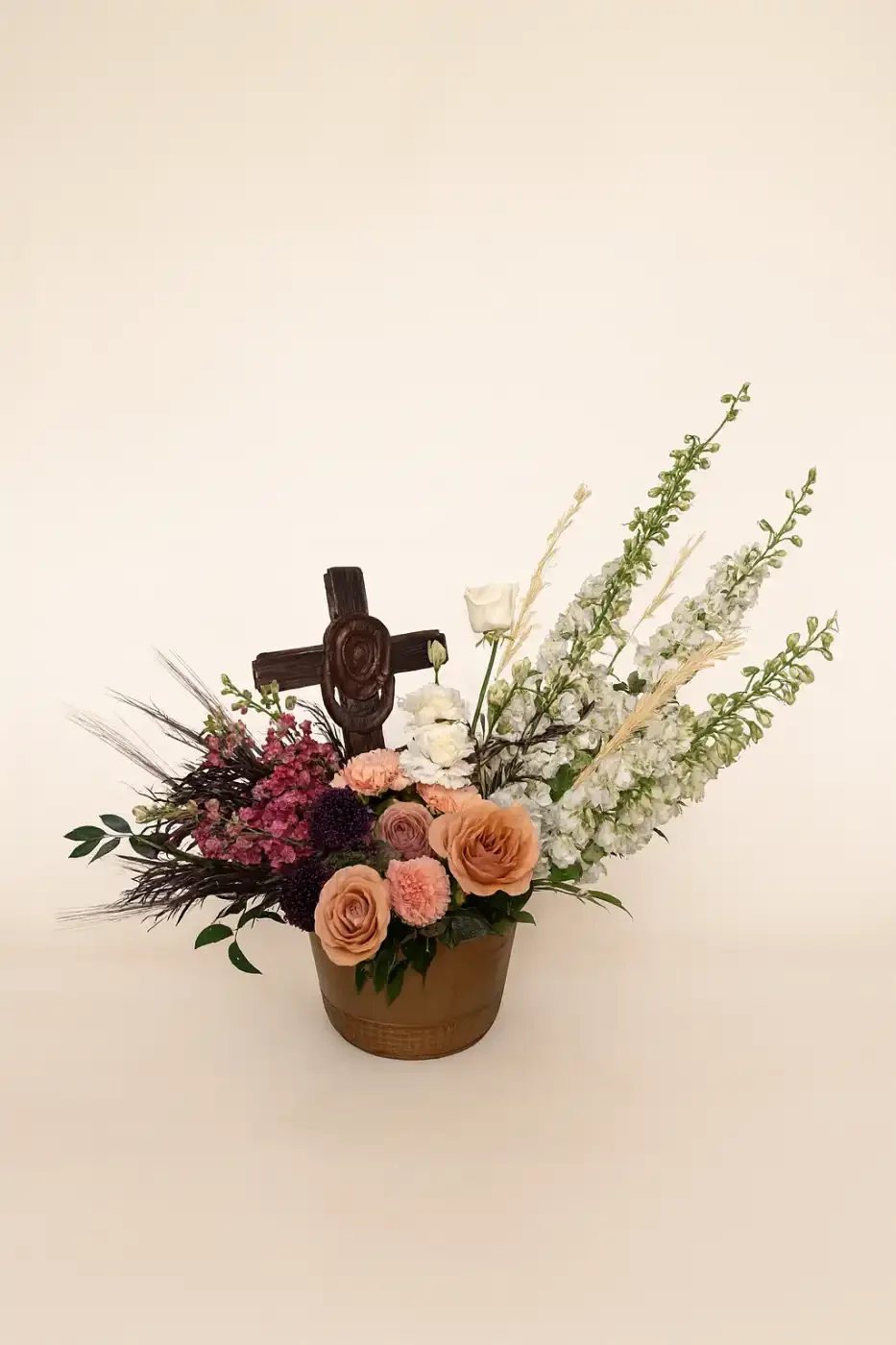 rustic-cross-cowboy-sympathy-basket-floral-stories.webp