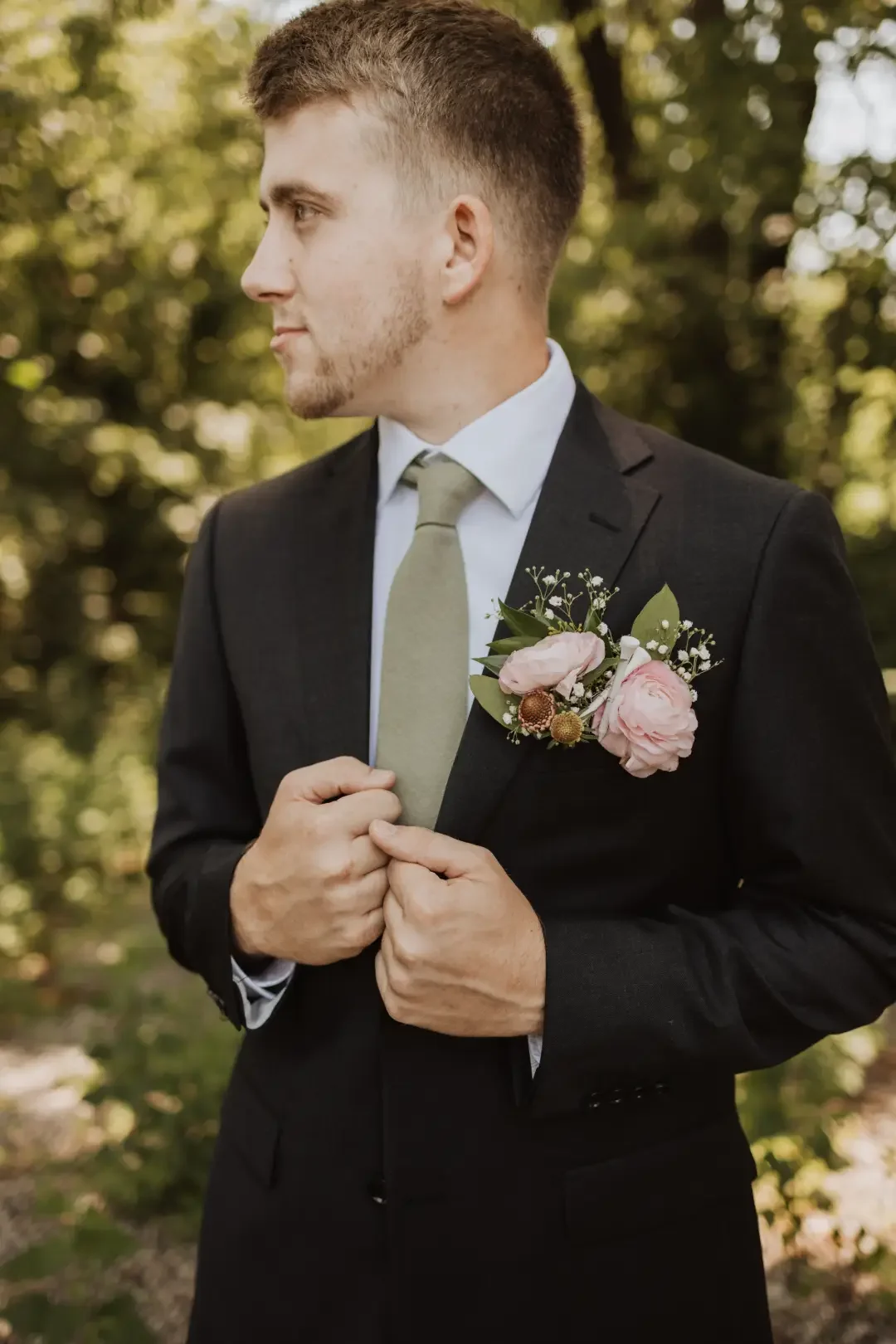 classic-groom-portrait-neutral-tie-soft-light-floralstories.webp