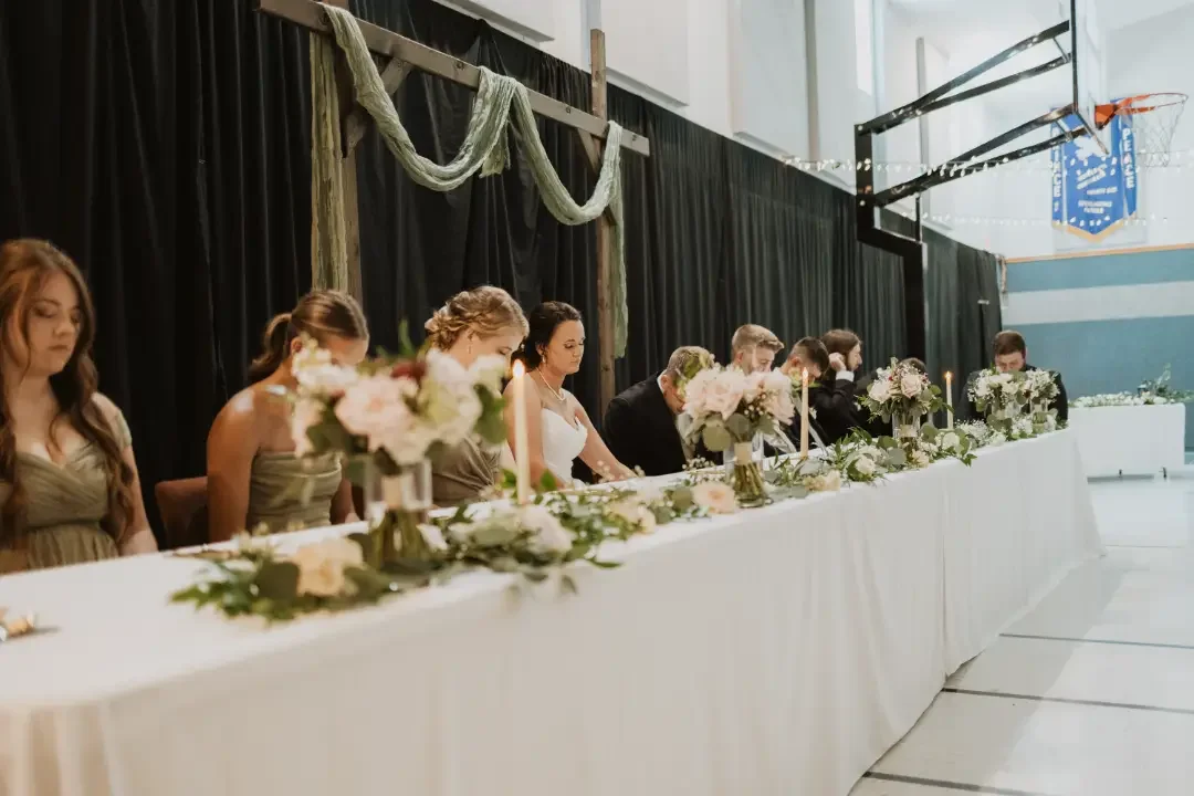 wedding-head-table-setup-soft-pink-florals-romantic-reception-floralstories.webp