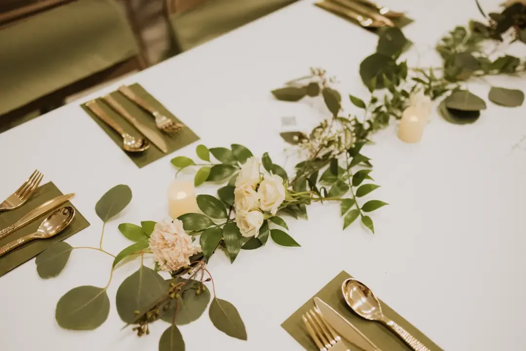floral-table-detail-greenery-place-setting-romantic-wedding-floralstories.webp