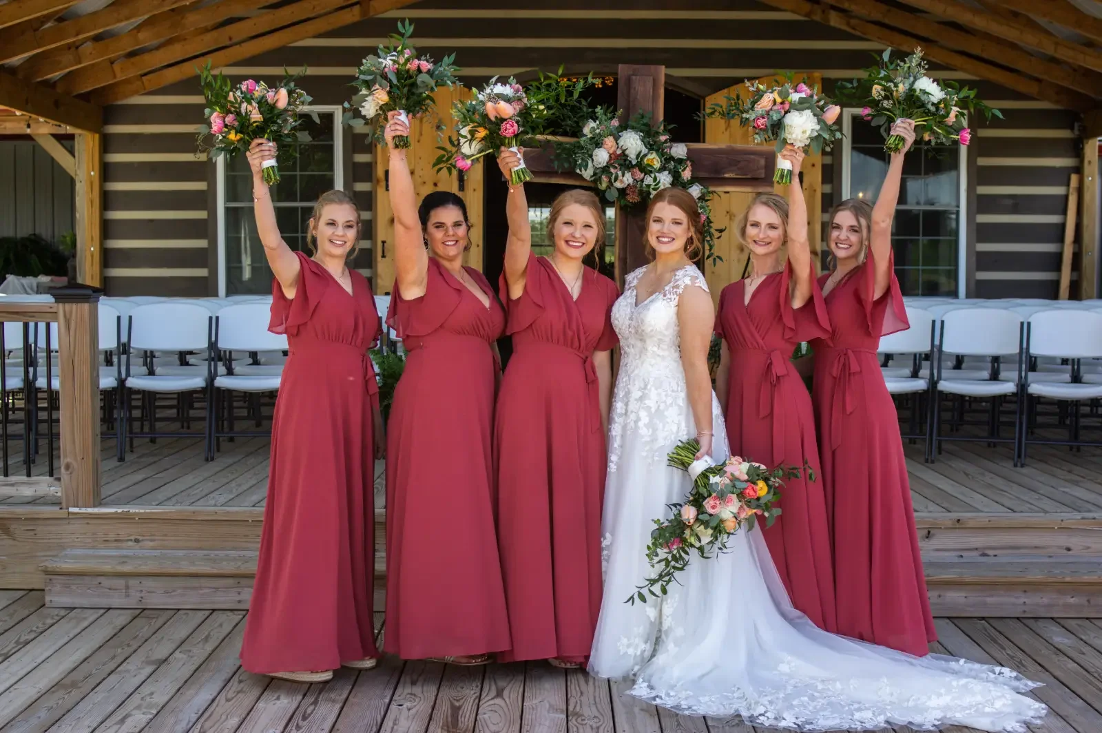 cheering-bride-bridesmaids-colorful-bouquets-floralstories.webp