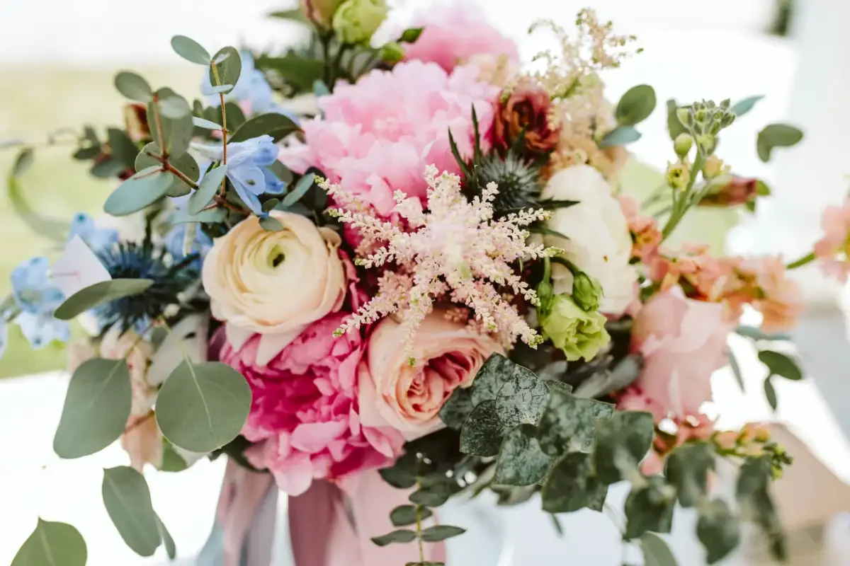 pastel-bridal-bouquet-closeup-textural-blooms-sycamore-tree-floralstories.webp