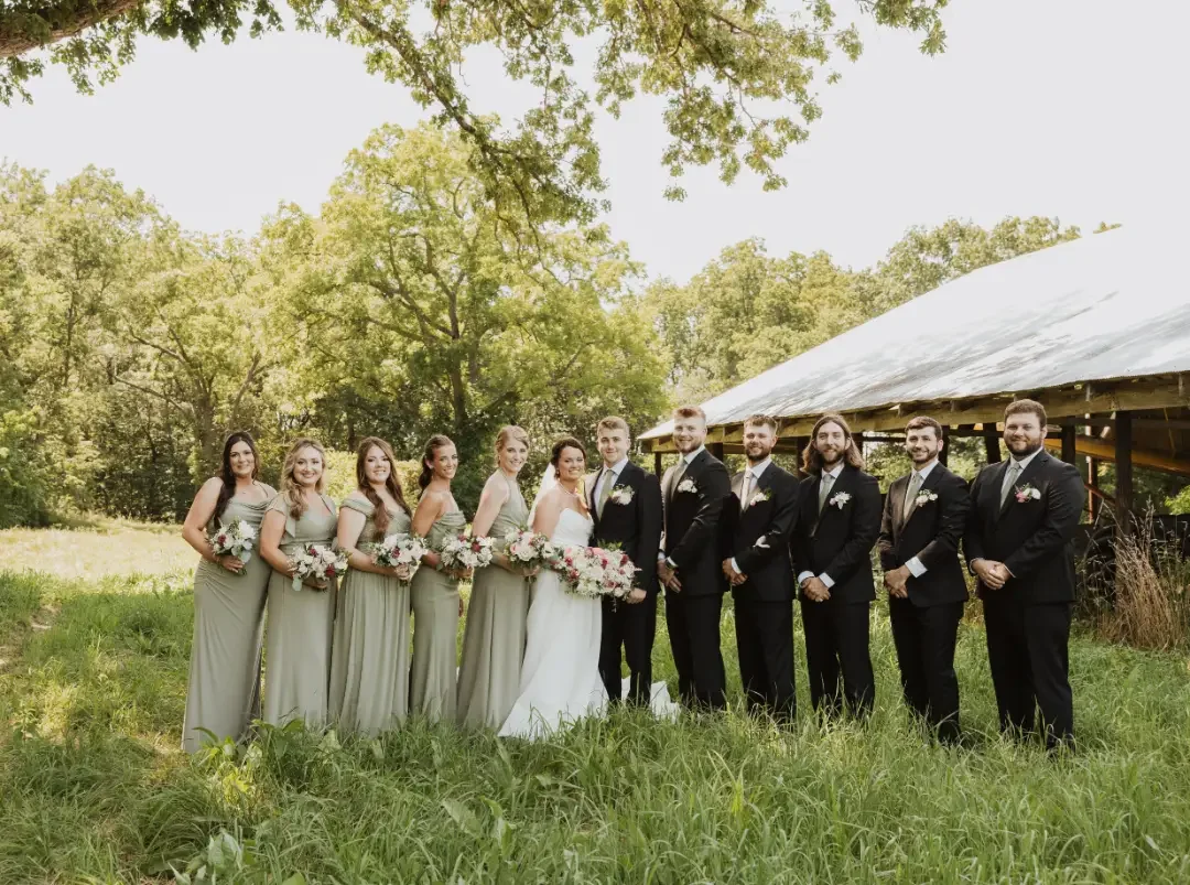 bridesmaids-photo-with-soft-pink-white-bouquets-floralstories.webp