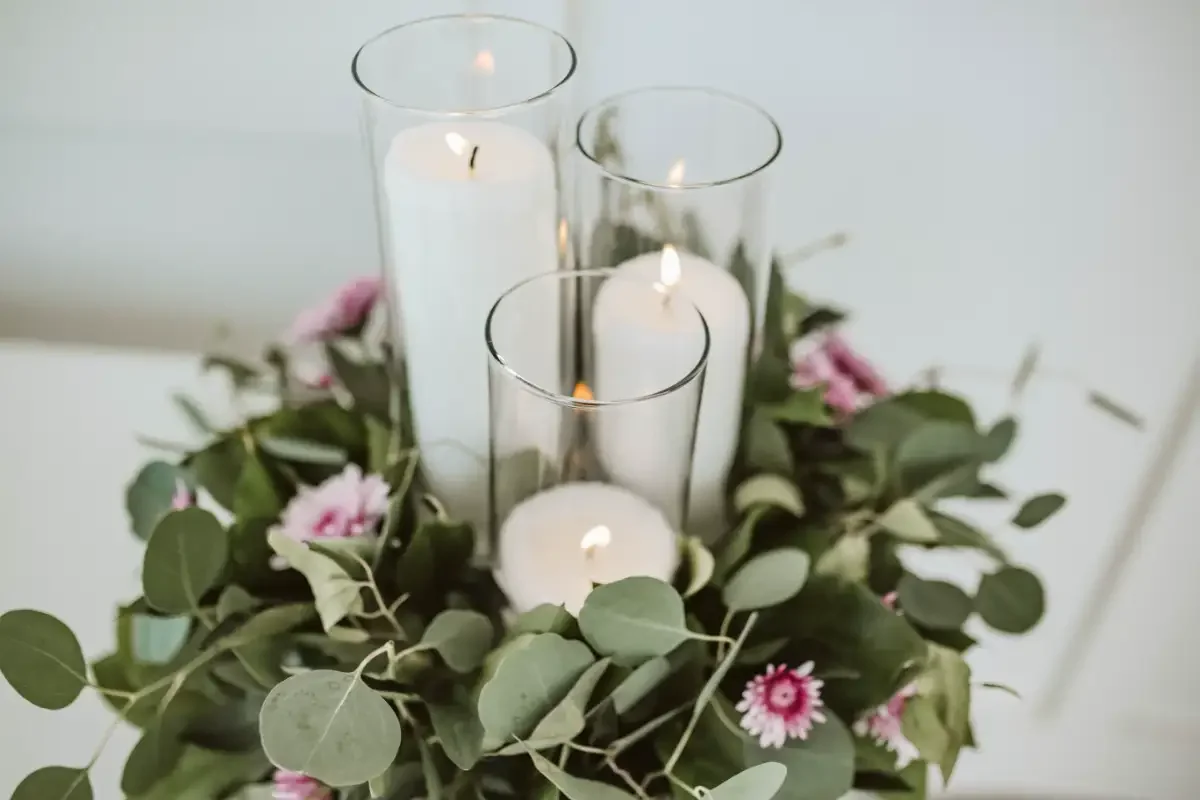 wedding-reception-candle-detail-greenery-runner-sycamore-tree-floralstories.webp