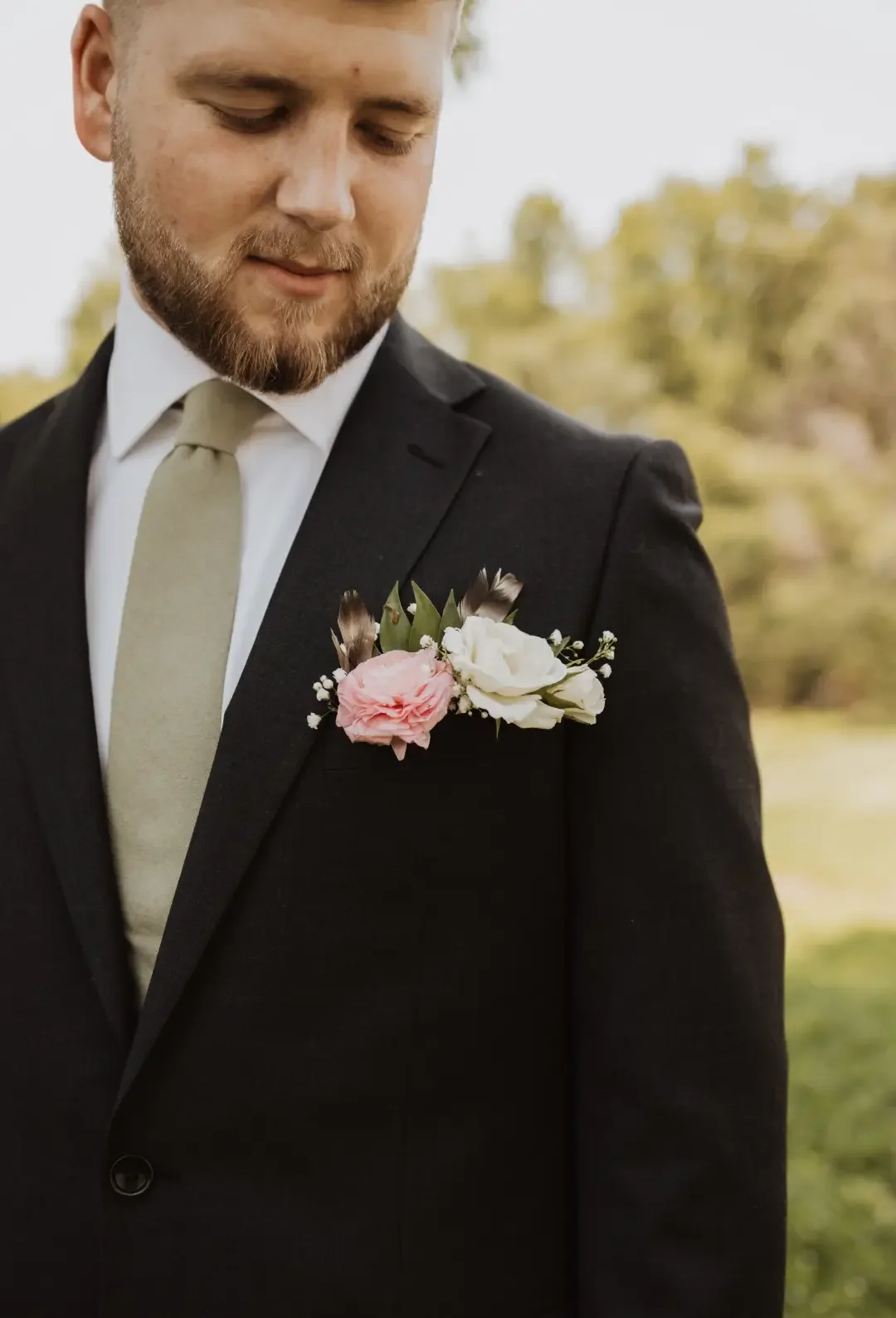 groom-closeup-suit-boutonniere-soft-romantic-floralstories.webp