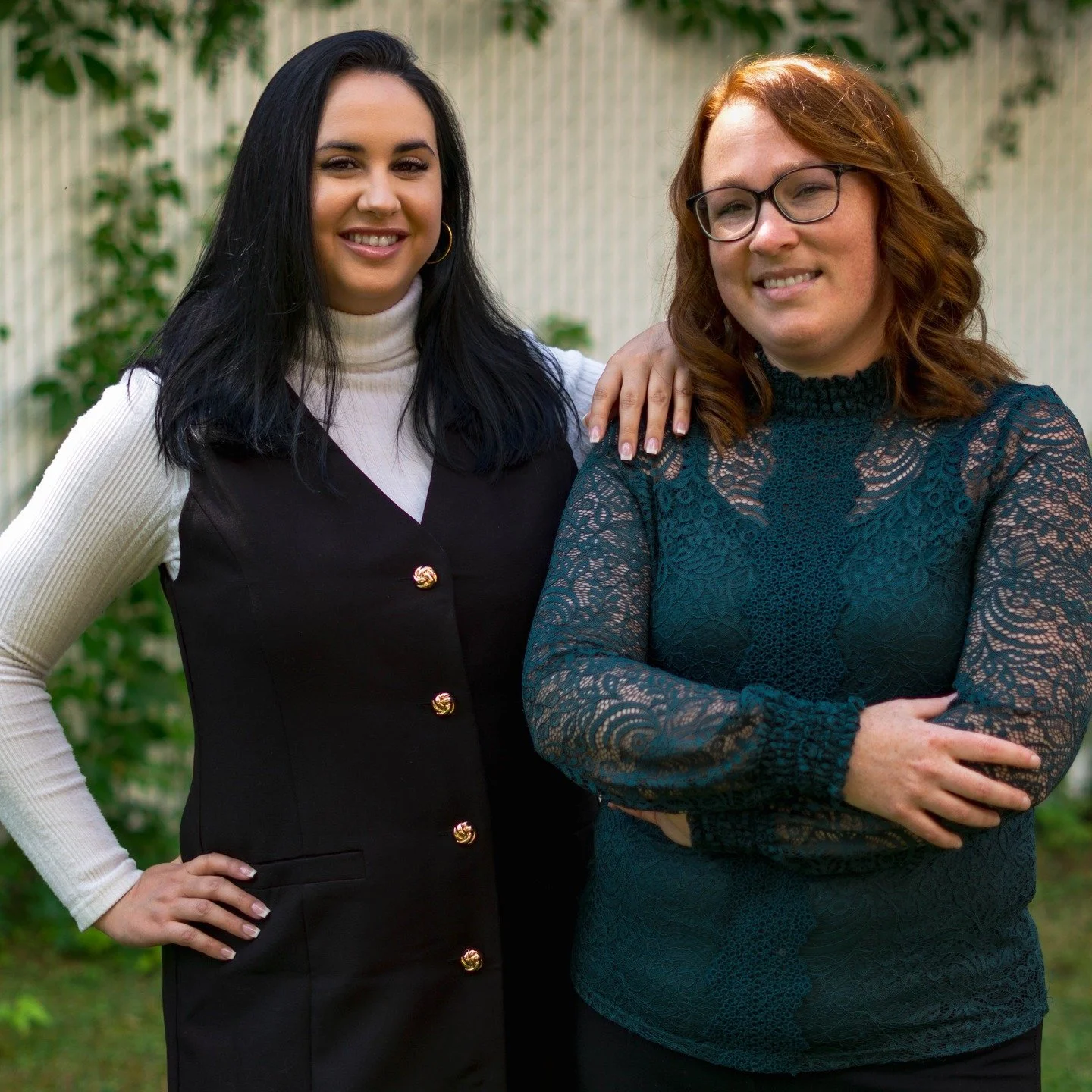 🎉 C’est le grand jour !
On est tellement heureuses de vous présenter Studio Créativa, notre tout nouveau projet rempli de passion, de couleurs et de créativité 🌈
Nous sommes Cynthia et Chloé, deux amies et