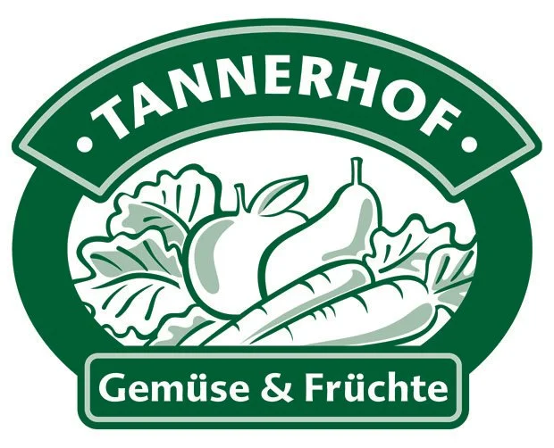 Logo des Tannenhofs mit Gemüse und Früchten in Grün- und Weisstönen, Text "Gemüse & Früchte".