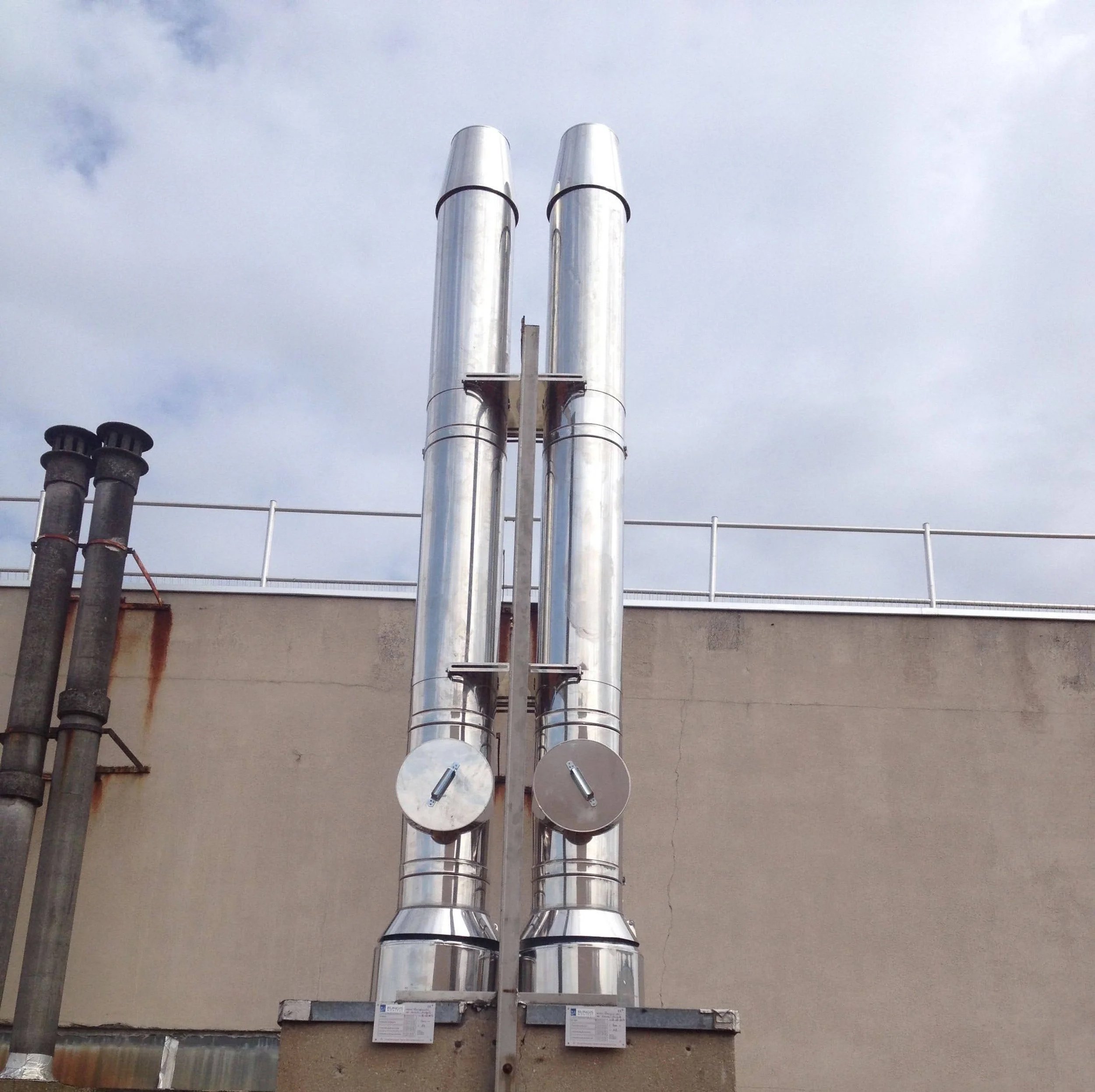 Deux grandes rehausse double parois en sur le toit d'un bâtiment.