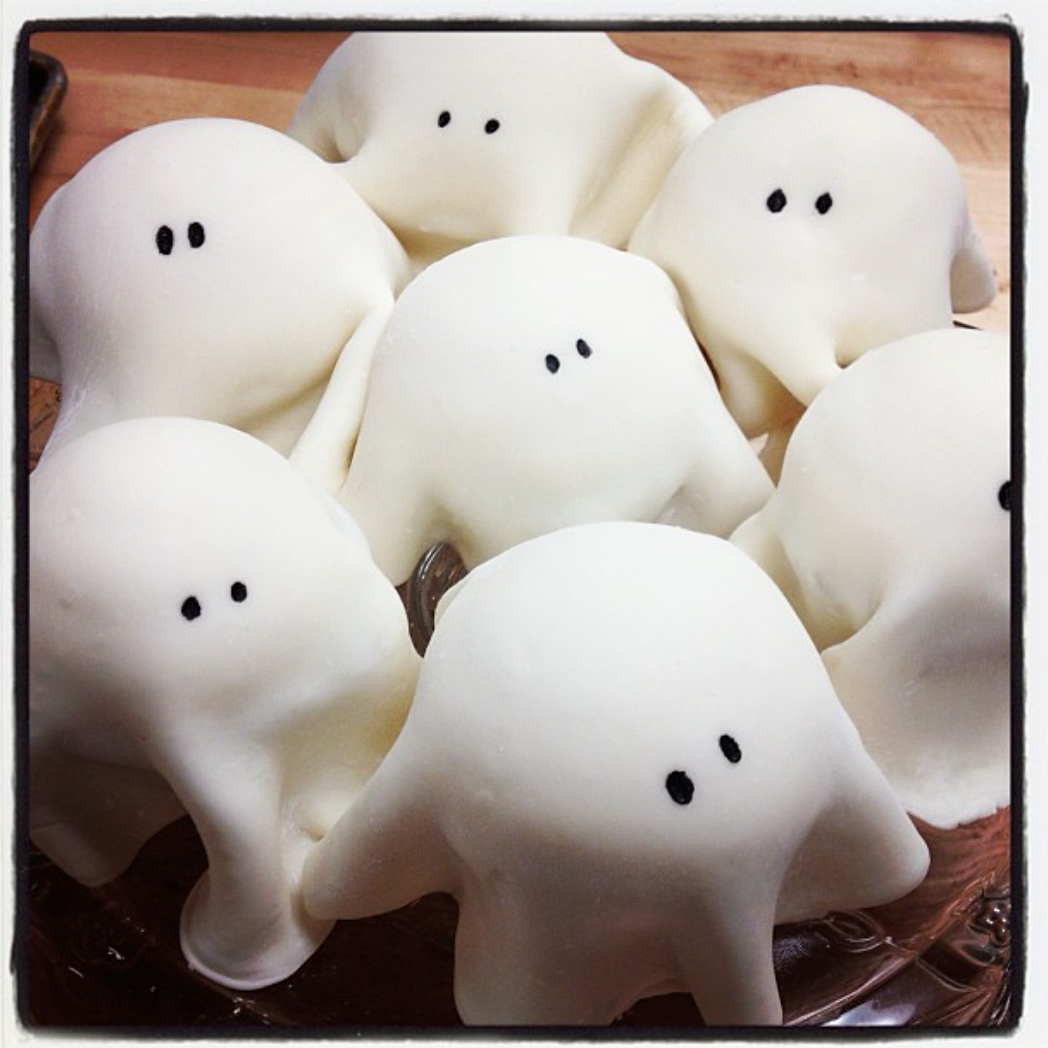 Halloween Cupcakes made with Marshmallow Fondant