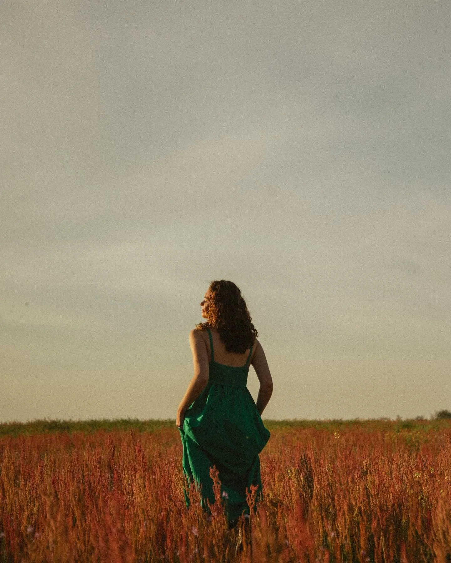 📢CINEMATIC SESSIONS📢 
.
Loving this grad session!! Moving my work into a more ✨cinematic✨ direction. Let&rsquo;s make you the main character! 
.
These sessions will include full outfit and location planning so we can get color and the &ldquo;mood&r