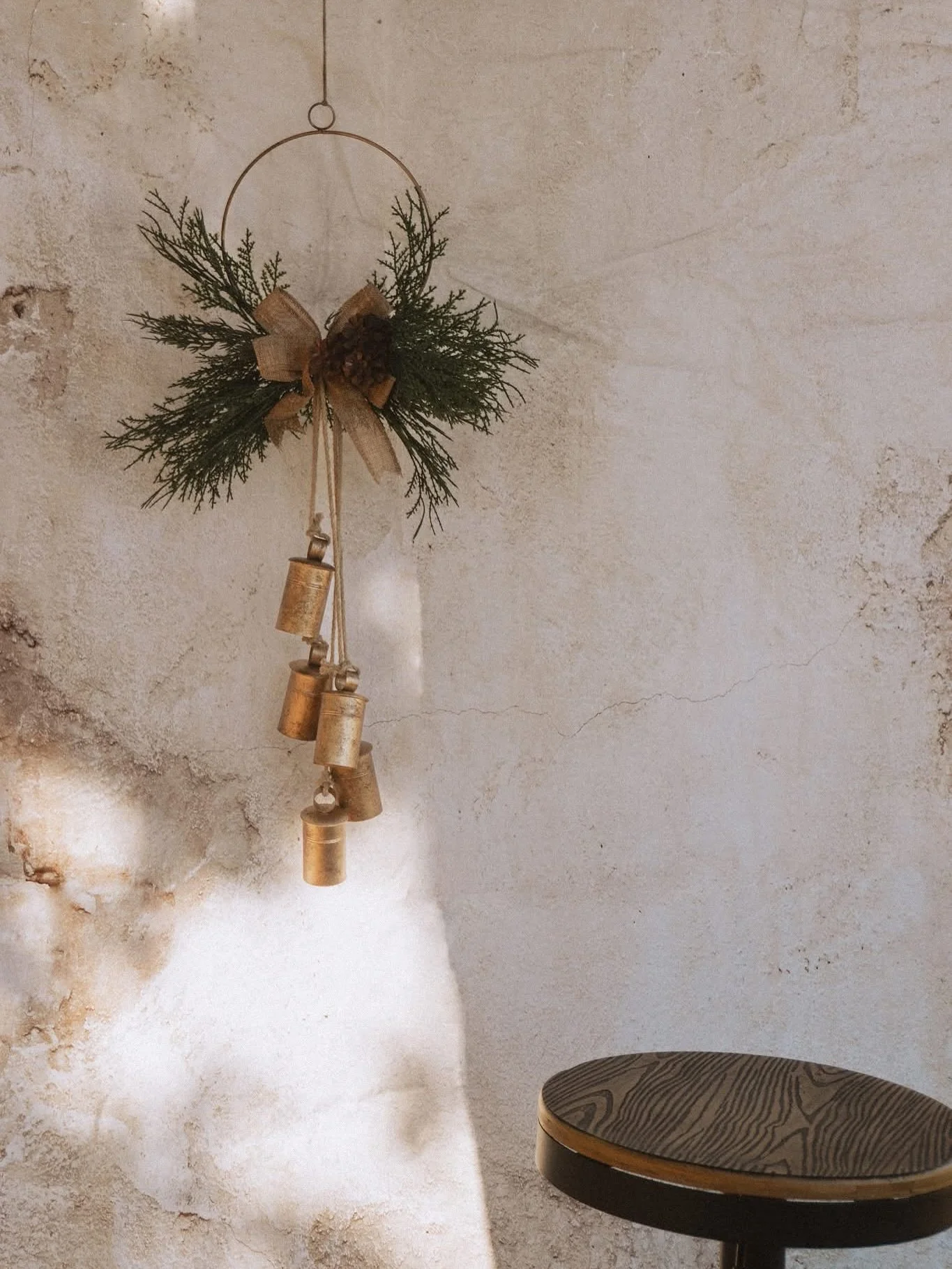 Here&rsquo;s a look at our staged areas for Christmas minis! 
🎄
This year I&rsquo;m doing three staged areas! 
.
1. Neutral textured backdrop with minimal Christmas wreath
.
2. Cozy pillow and blanket area + optional props (mugs, ornaments, blankets