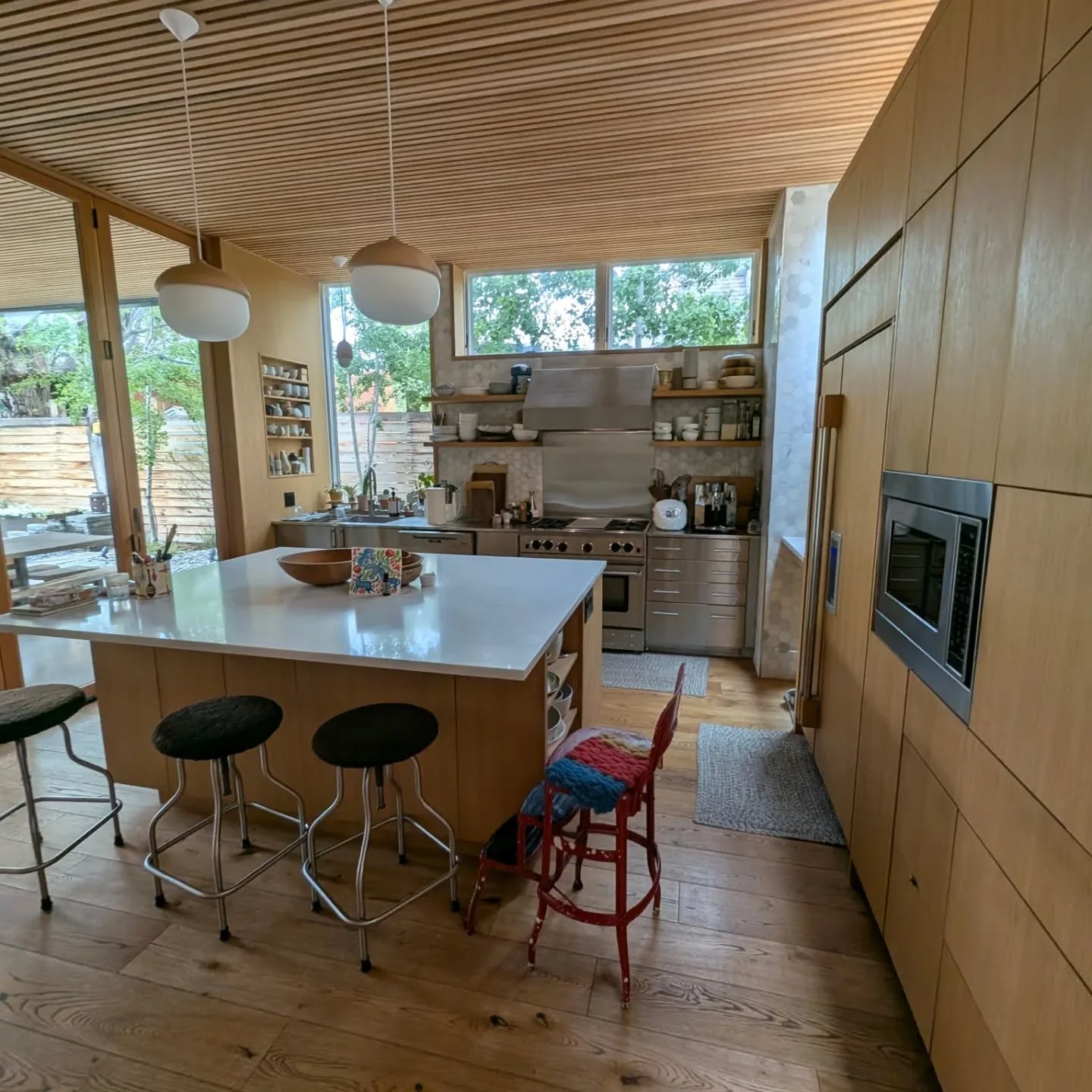 Doing some restoration work in the most beautiful house near east pearl. The sealant on the encaustic cement tile has begun to fail and make the tiles look dirty all the time. So I'm using the process of wet standing to restore.Once the cement tiles 