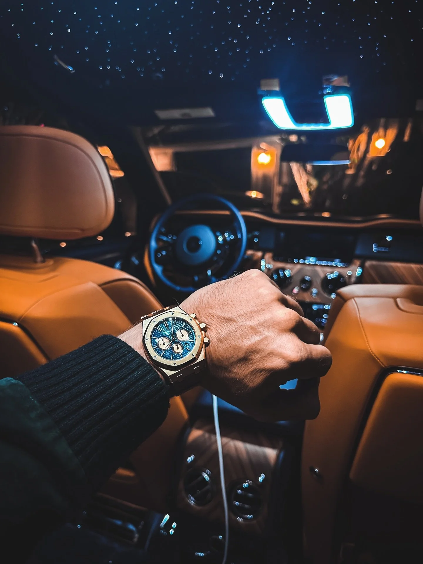 Success isn&rsquo;t just measured in time &mdash; it&rsquo;s lived in moments like this. ⌚️🚘
The Audemars Piguet Royal Oak, a symbol of precision and prestige, resting effortlessly inside the timeless luxury of a Rolls-Royce. The cabin glows under t