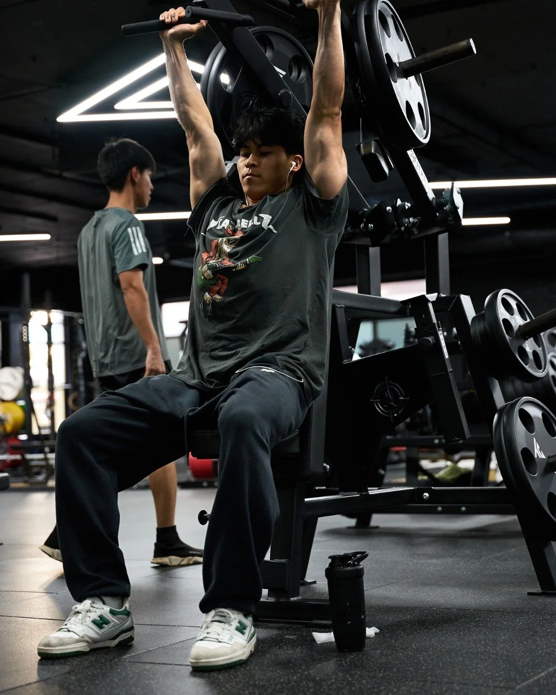 Rep by rep.
Control the weight.
Own the movement.

That is how strength is built. 💪

#thecompound #gym #bodybuilding #training #motivation #fitness #gymlife #arsenalstrength #strengthtraining