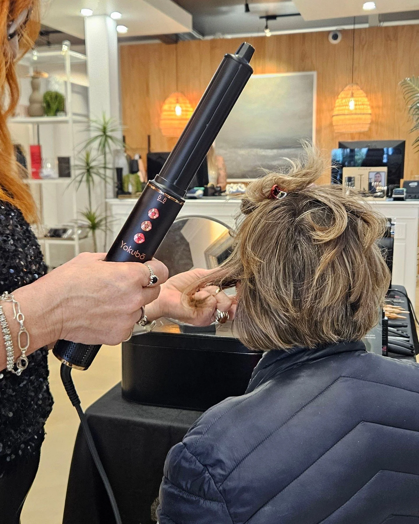 We love seeing our tools in action! 

Here's the Yokubō Deluxe Airstyler with the curling wand attachment, doing what it does best - replacing your entire styling drawer.

5 tools in 1 --> Dry, curl, straighten, smooth, and add volume - all with o