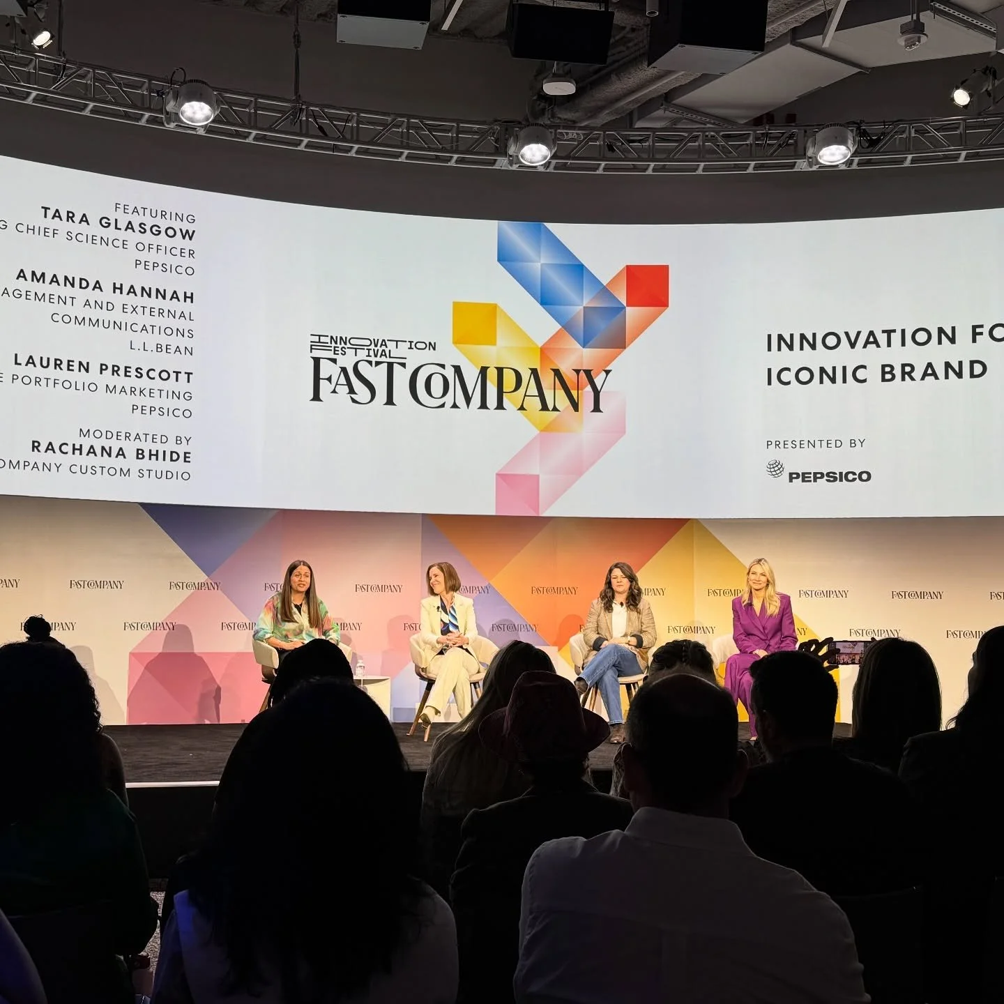 今日はFast CompanyのInnovation Conferenceにきました。Innovation for the Iconic Brand（人気ブランドのためのイノベーション）のパネルを見に来たら、なんとパネリストが全員女性でビックリ！👀✨

PepsiCoの次期Incoming Chief Science OfficerのTara Glasgowさん、同じくペプシのシニアVP of Beverage Portfolio MarketingのLauren Prescottさん、そして