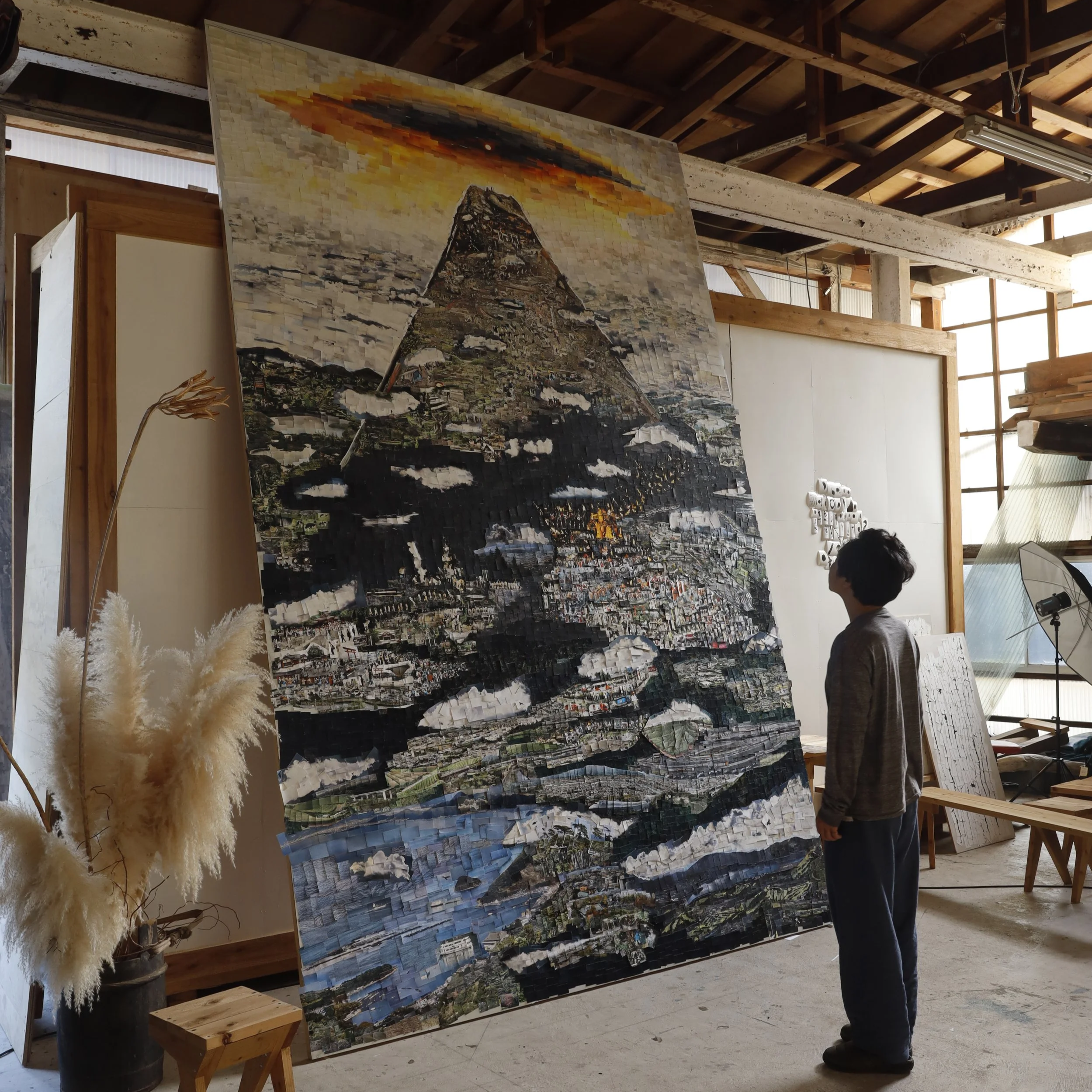 工房内にある大きなパズルのような絵画で、富士山を描いている。