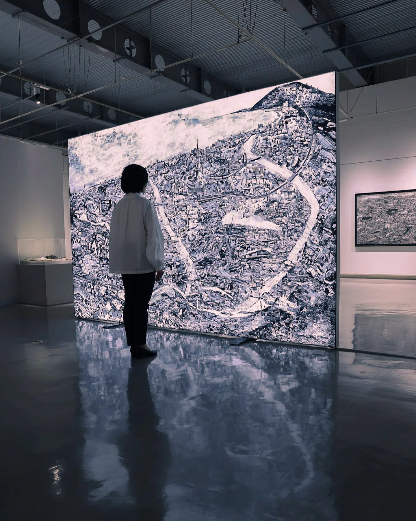 展示された都市のアート作品を鑑賞している女性