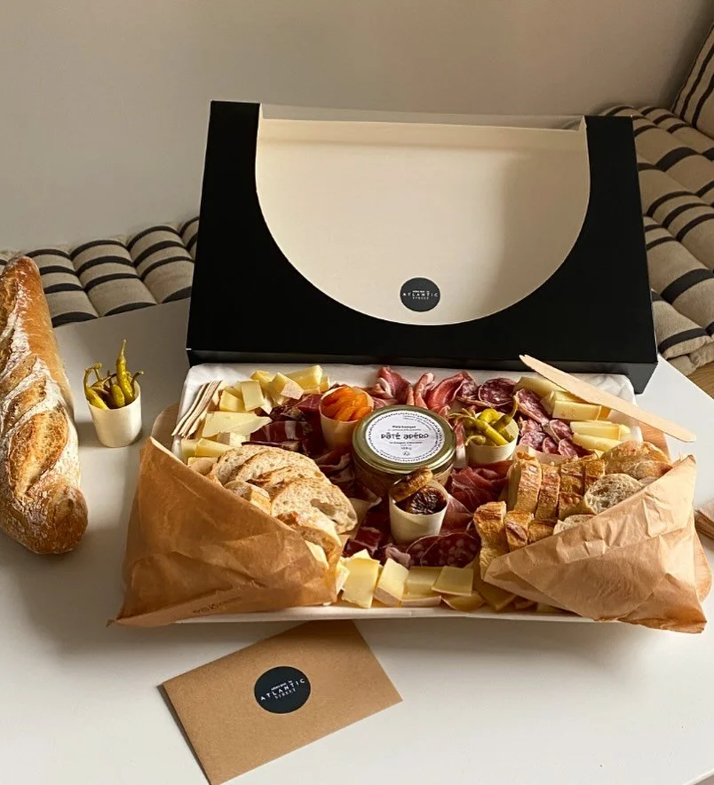 Pensez &agrave; commander votre APERO BOX pour profiter d&rsquo;une belle journ&eacute;e/soir&eacute;e qui s&rsquo;annonce demain ! Via Deliveroo ou en direct en DM ou par WhatsApp. ☀️

#biarritz #apero #sunsetlover #ocean #paysbasque #boxapero #biar