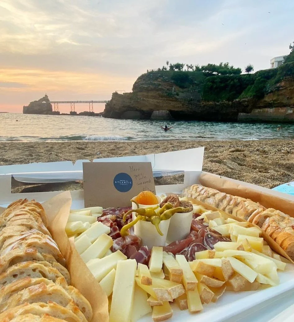 Notre Box Apero 2 &agrave; 4 personnes &agrave; consommer sans mod&eacute;ration au Sunset ou quand on veut. Il y a des tas de moments et lieux, c&rsquo;est &agrave; vous de choisir, on s&rsquo;occupe du reste 😉 #biarritz #plage #ocean #sunset #sole