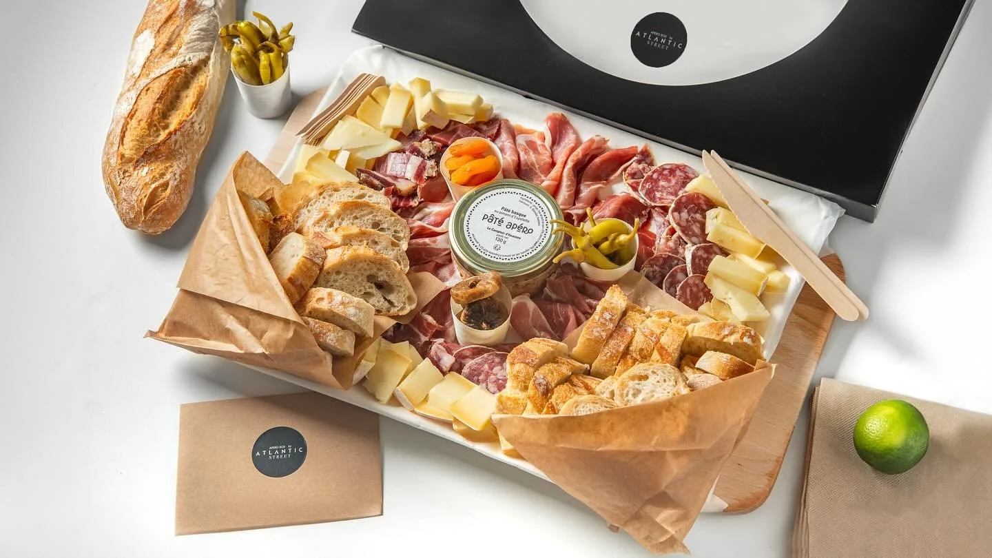 Notre Apero Box pour 4 &agrave; 6 personnes avec des produits de qualit&eacute; de producteurs des Pyr&eacute;n&eacute;es. (Existe &eacute;galement en format pour 2 &agrave; 4 personnes). #biarritz #apero #sunsetlover #ocean #paysbasque #boxapero #bi