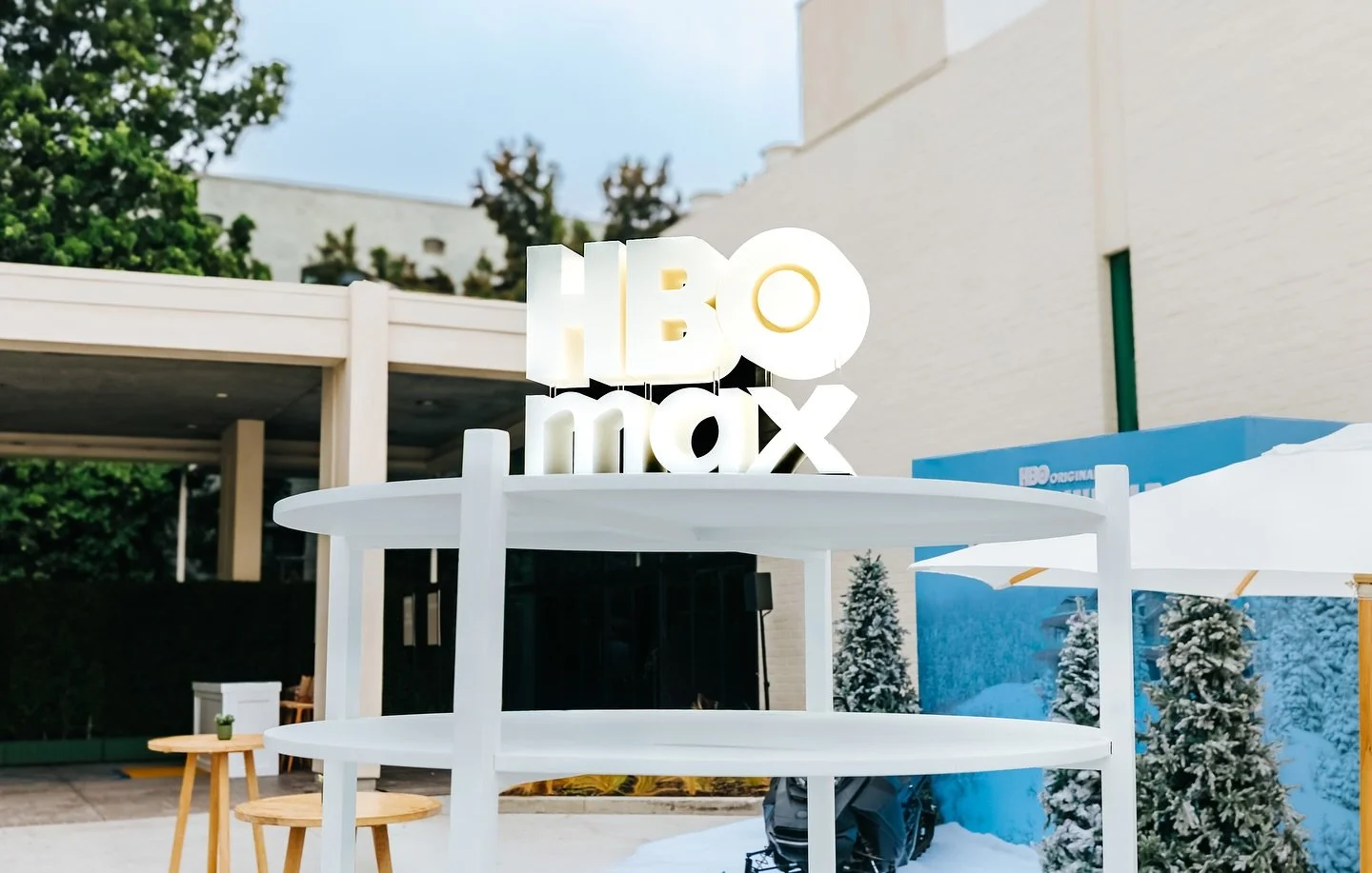 Hats off to the shows! From late-night laughs to snowy peaks, our outdoor lounge highlighted  @hbomax&rsquo;s Emmy nominees 🧢🚨🏔️

HBO Max Emmy Nominee Celebration | Los Angeles | 8.17.25