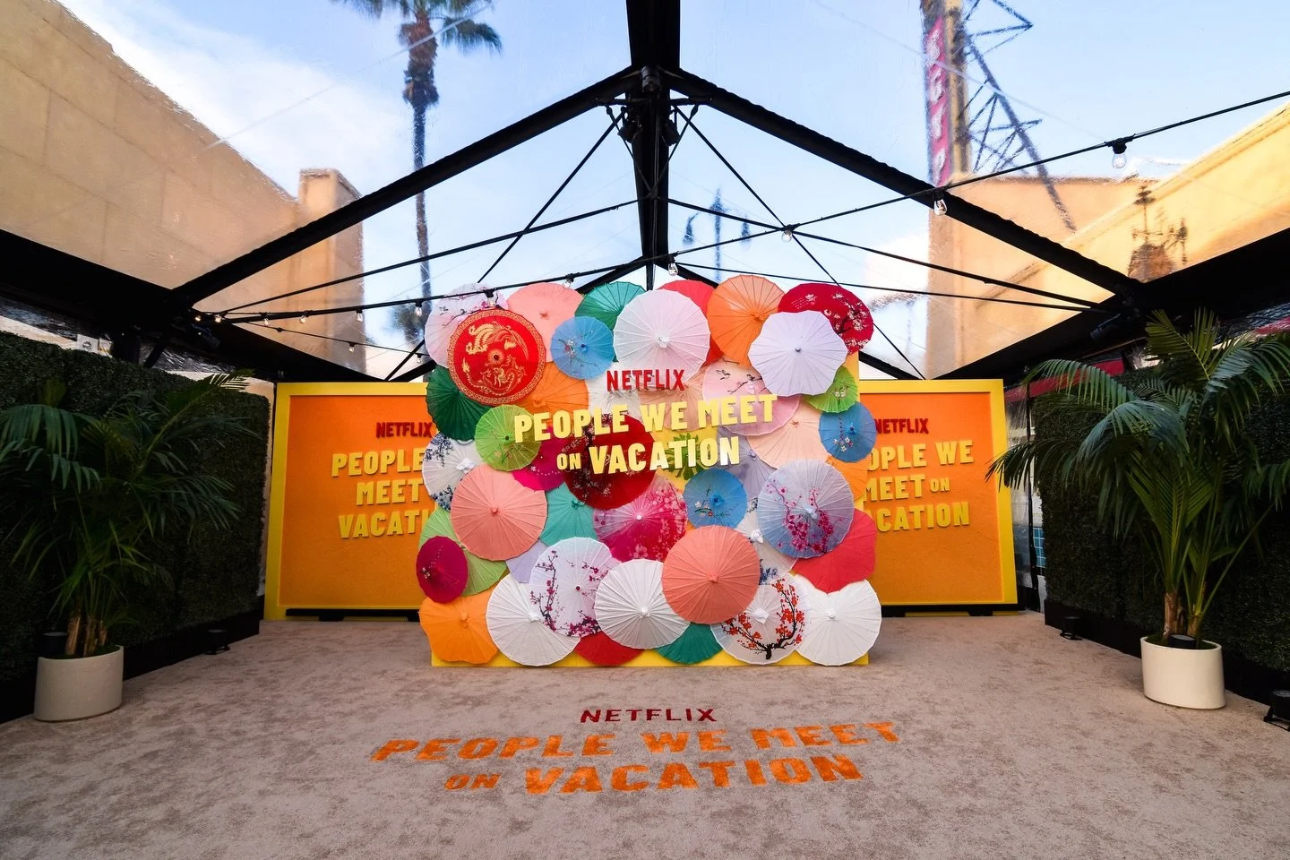 A familiar moment recreated with intention, down to the umbrellas. ⛱️🛩️💐

People We Meet on Vacation Premiere | Los Angeles | 1.6.26