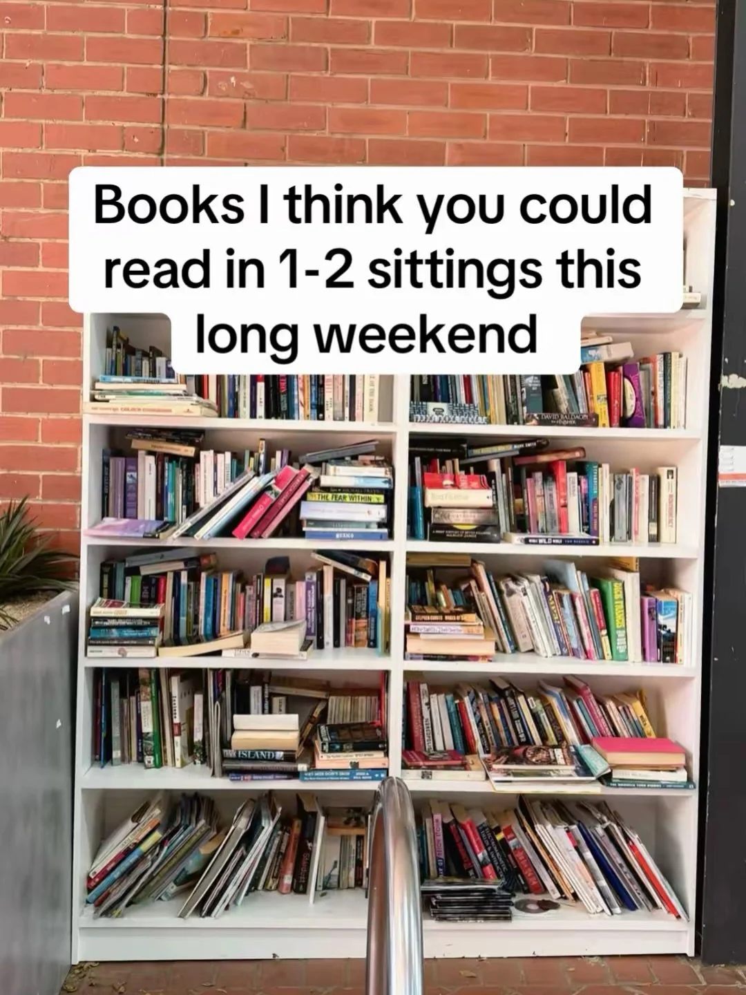 It&rsquo;s not too late to put away one of these unputdownable reads this long weekend if you start now🏃🏼&zwj;♂️&zwj;➡️
📕 1-3 = Unhinged, funny, far fetched (currently obsessing  over Lost Lambs omfg🐑)
📘 4-5 = Thriller / crime / excellent 
📗 6-