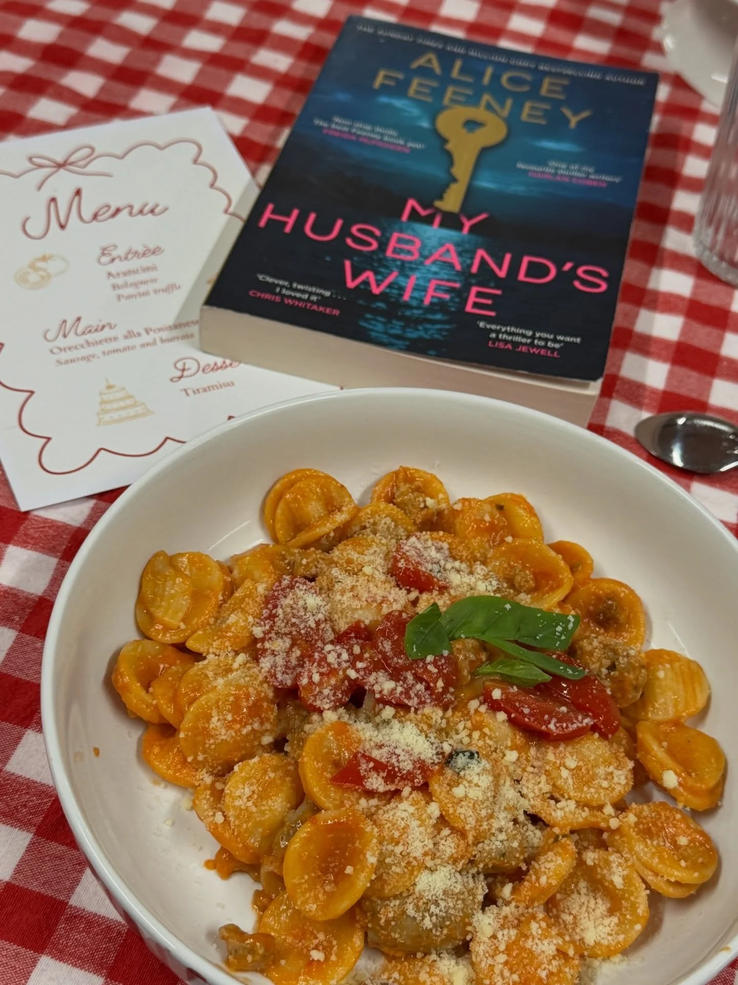 And just like that.. April 🤝 Homestyle Bookclub Dinners are behind us!🍴We had a very fun two nights with.. 
🍅 My Husband&rsquo;s Secret by Alice Feeney which provided a lotttttt of lively discussion (IYKYK) An average of ⭐️⭐️ to ⭐️⭐️⭐️ bc of a few