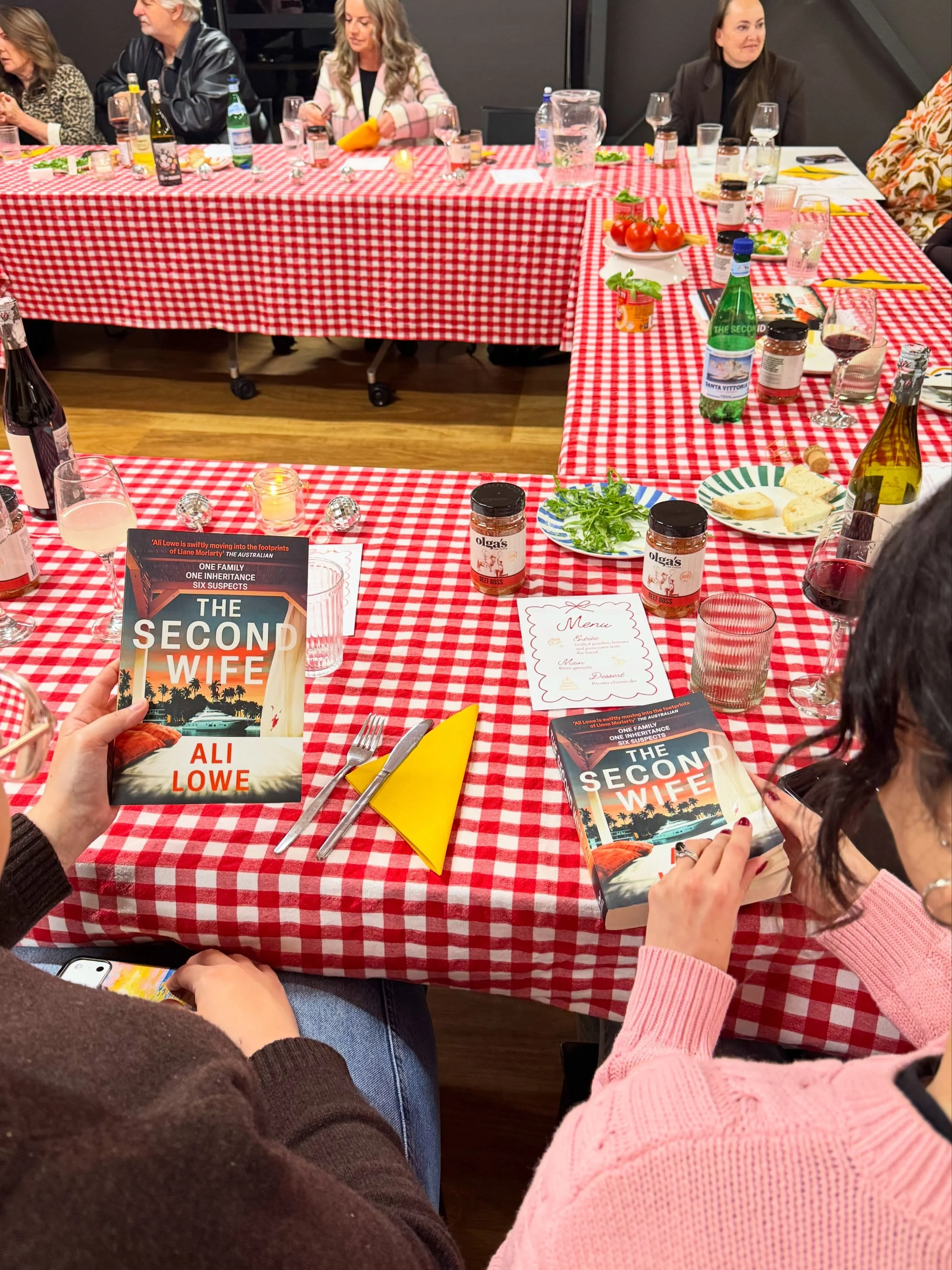 We couldn&rsquo;t have asked for a better night with  @ali_lowe_author and so many adoring readers🫶🏻 Thankyou Ali for a fascinating chat on all things publishing, a look into how your ideas come to be and of course those trademark twists.. (that es