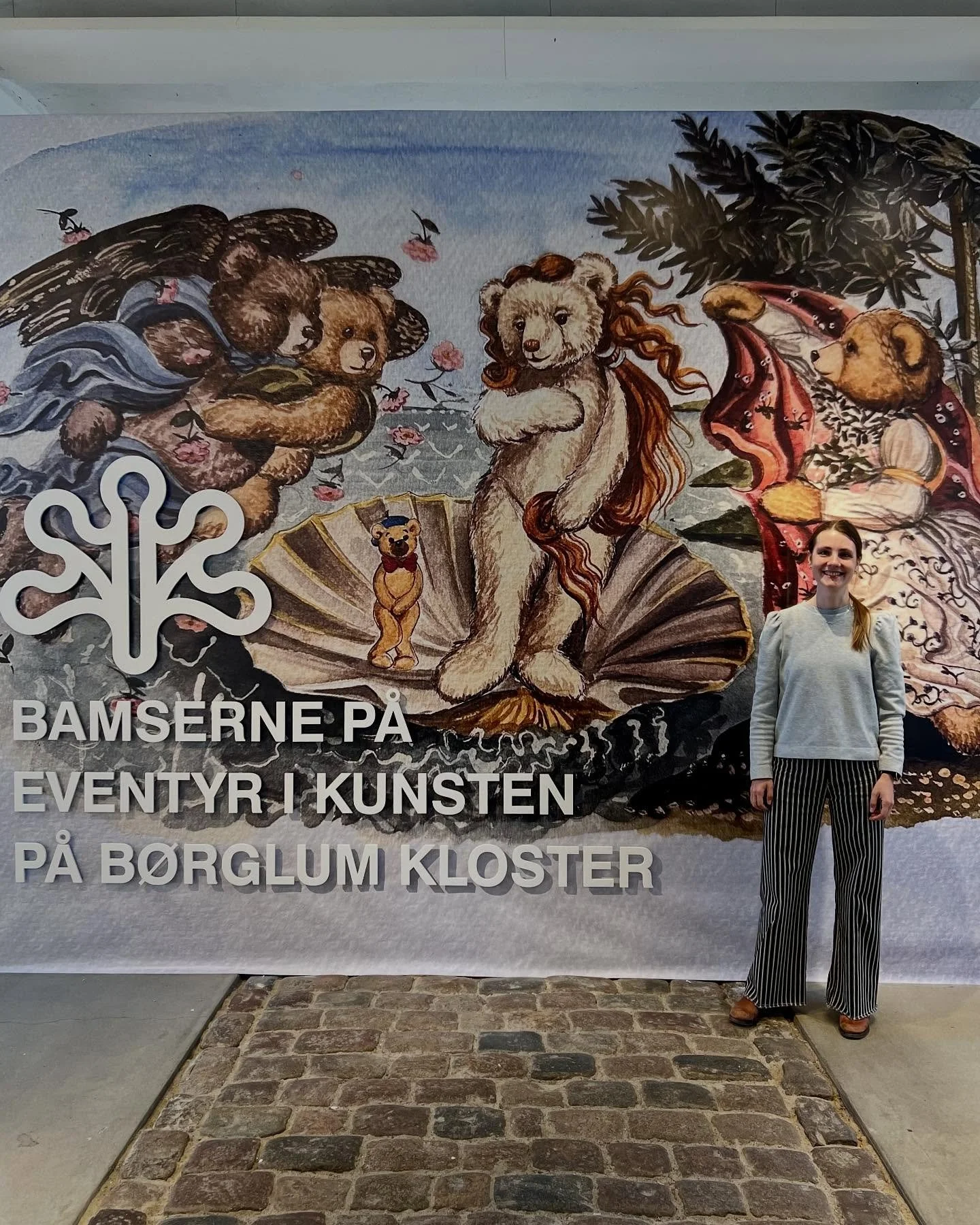 English below ⬇️
S&aring; er der ikke l&aelig;nge til udstillingen af mine malerier fra b&oslash;gerne &ldquo;Skagens Bamserne- p&aring; eventyr i Kunsten&rdquo; og &ldquo;Bamser p&aring; Eventyr i Verdenskunsten&rdquo; &aring;bner p&aring; det smukk