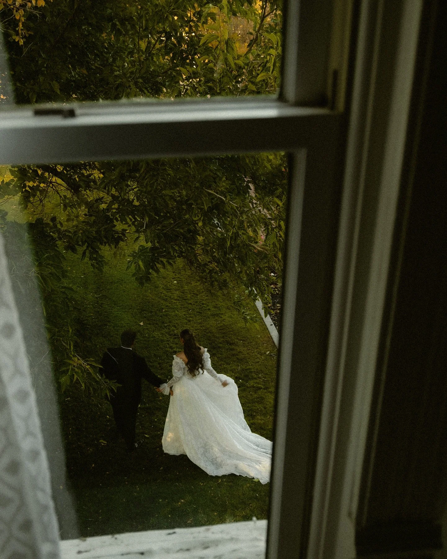 THE ROMANCE 🥀
tell me your favorite! 

.
.
.
#utahweddingphotographer #authenticlovemag #weddingphotography #weddingphotographer #cinematicwedding #hamnet #victorianwedding #aestheticwedding #weddingportrait #cinematicweddingphotographer