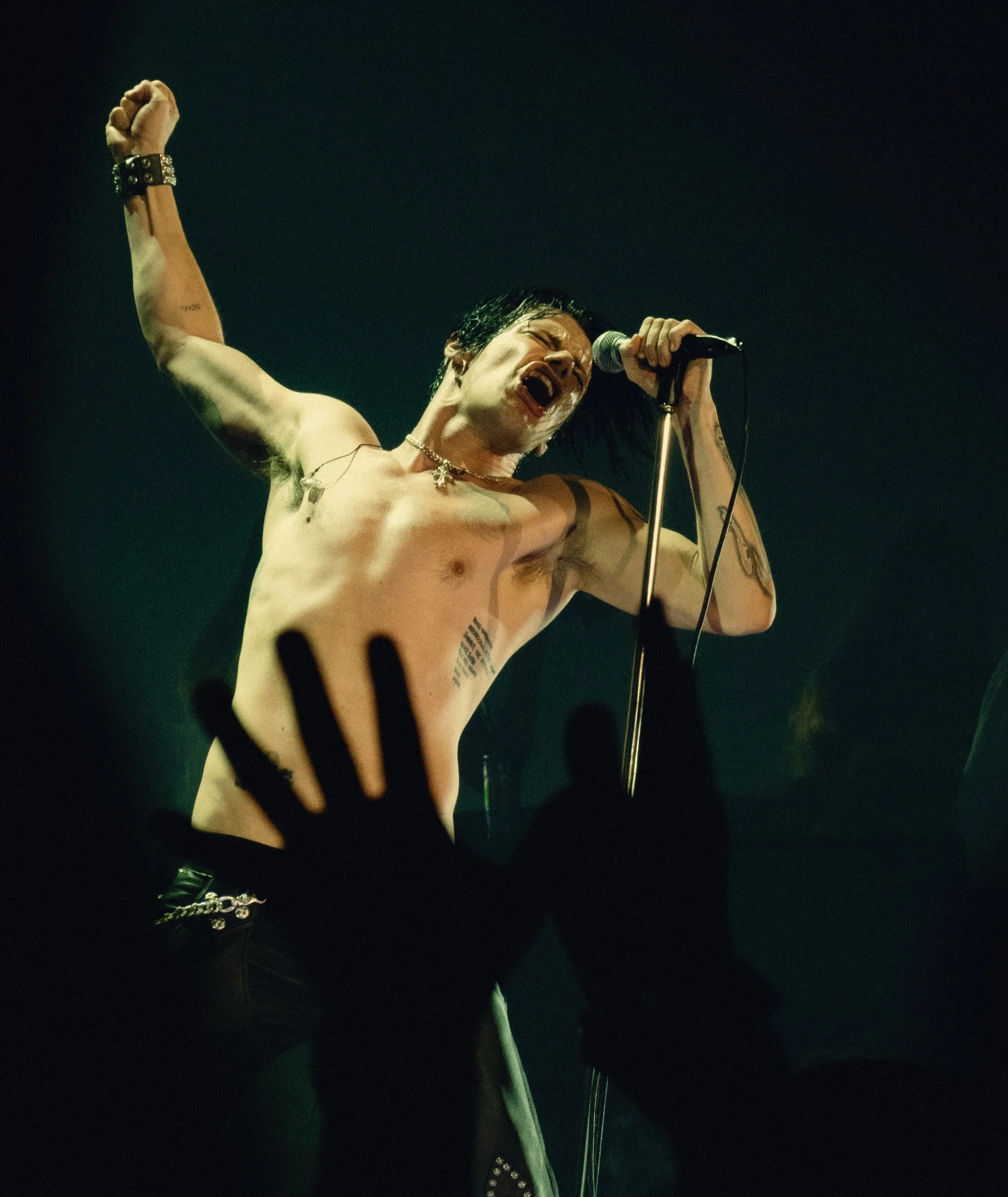 it&rsquo;d be cool to get that media pass some day, but for now i&rsquo;ll just keep capturing what i see from the crowd on my little compact camera 🖤 

@yungblud is an incredible performer and so clearly cares deeply for his fans, what an amazing s