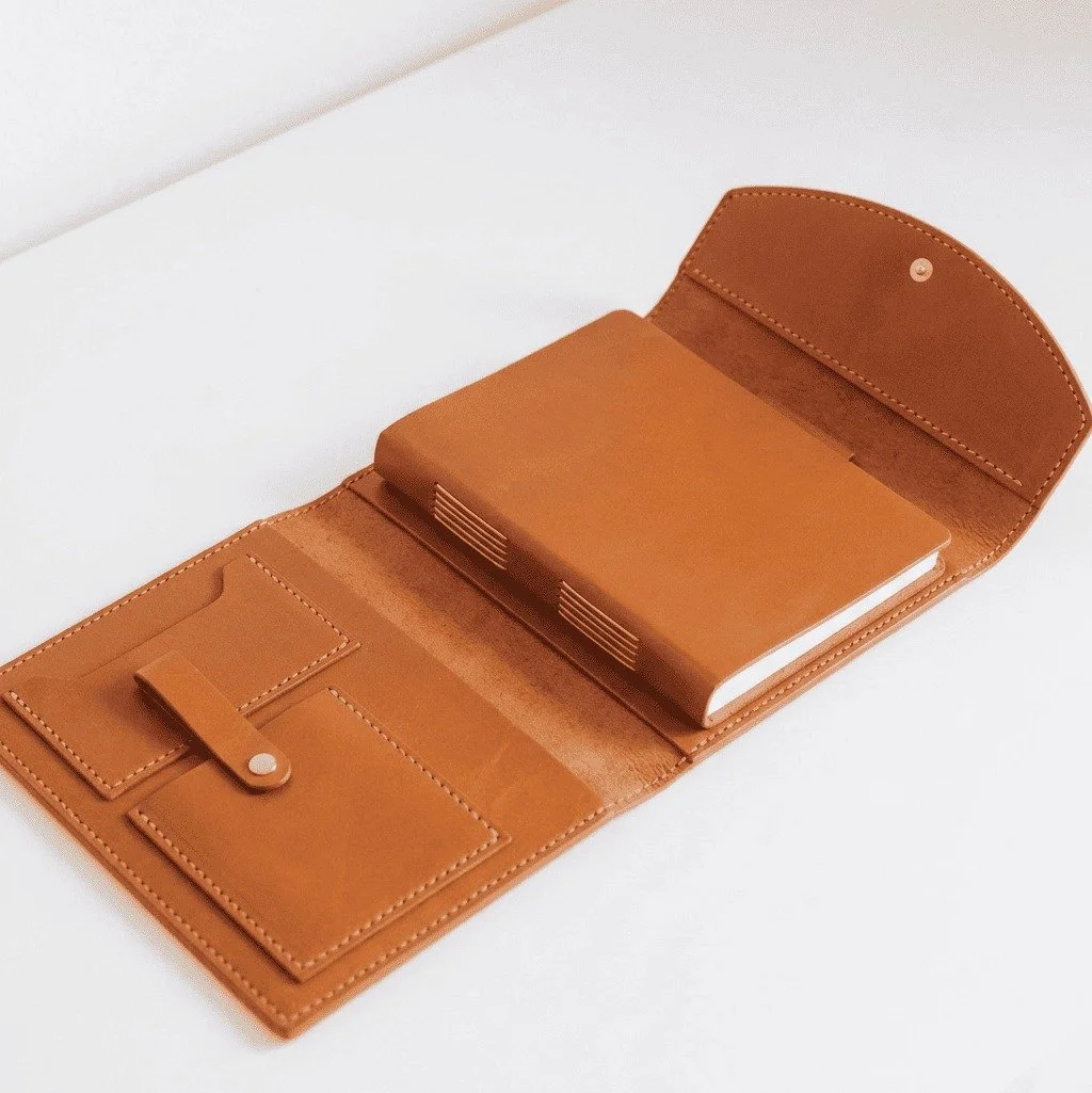 Folder en cuero con bitácora