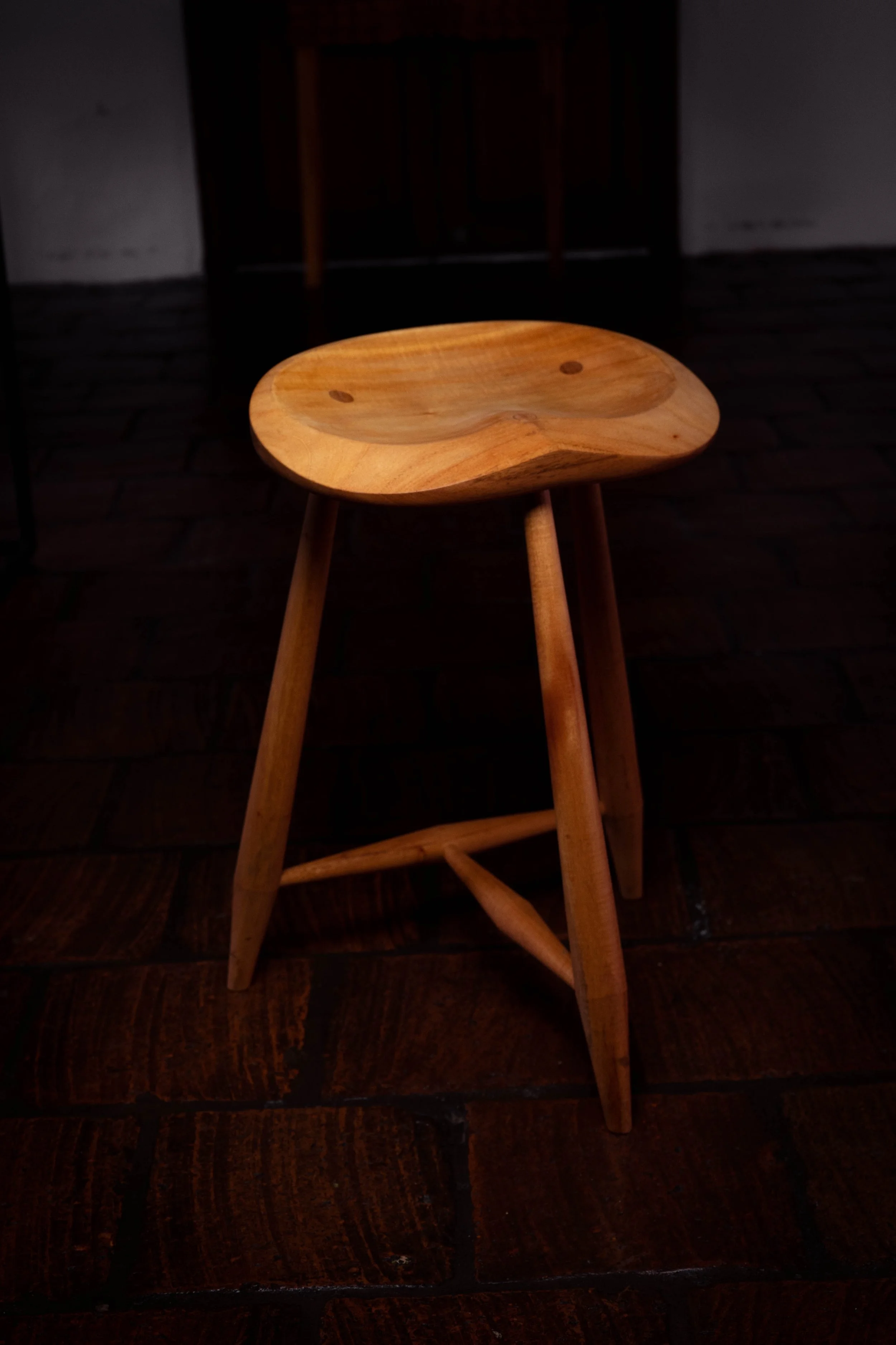 butaco elaborado en madera en ebanisteria windsor