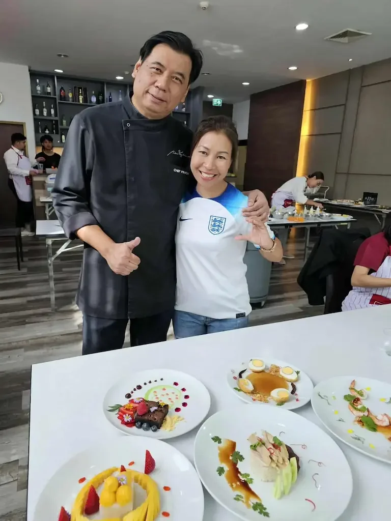 Owner Pang cooking for Chef Prachan (food stylist and celebrity chef) in Bangkok.