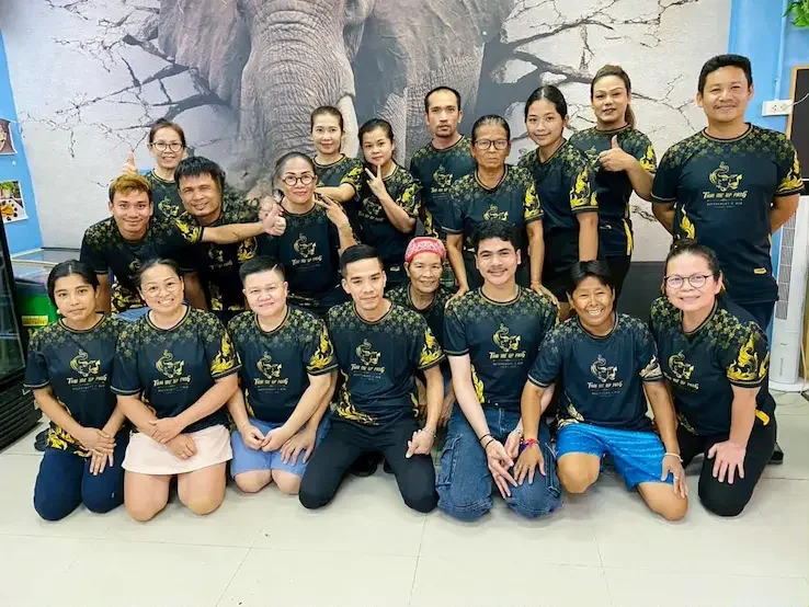 picture of best service staff thai-me-up-pang