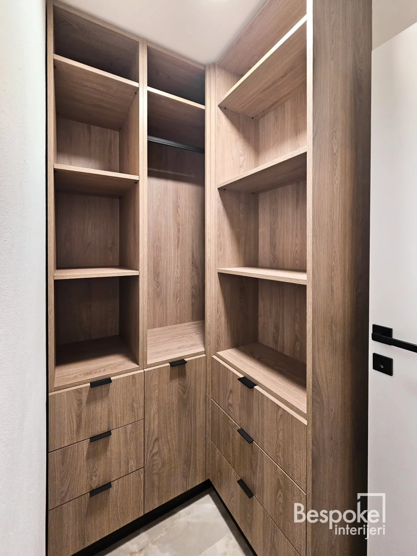 Walk-in ormar po mjeri u H3156 ST12 dekoru.