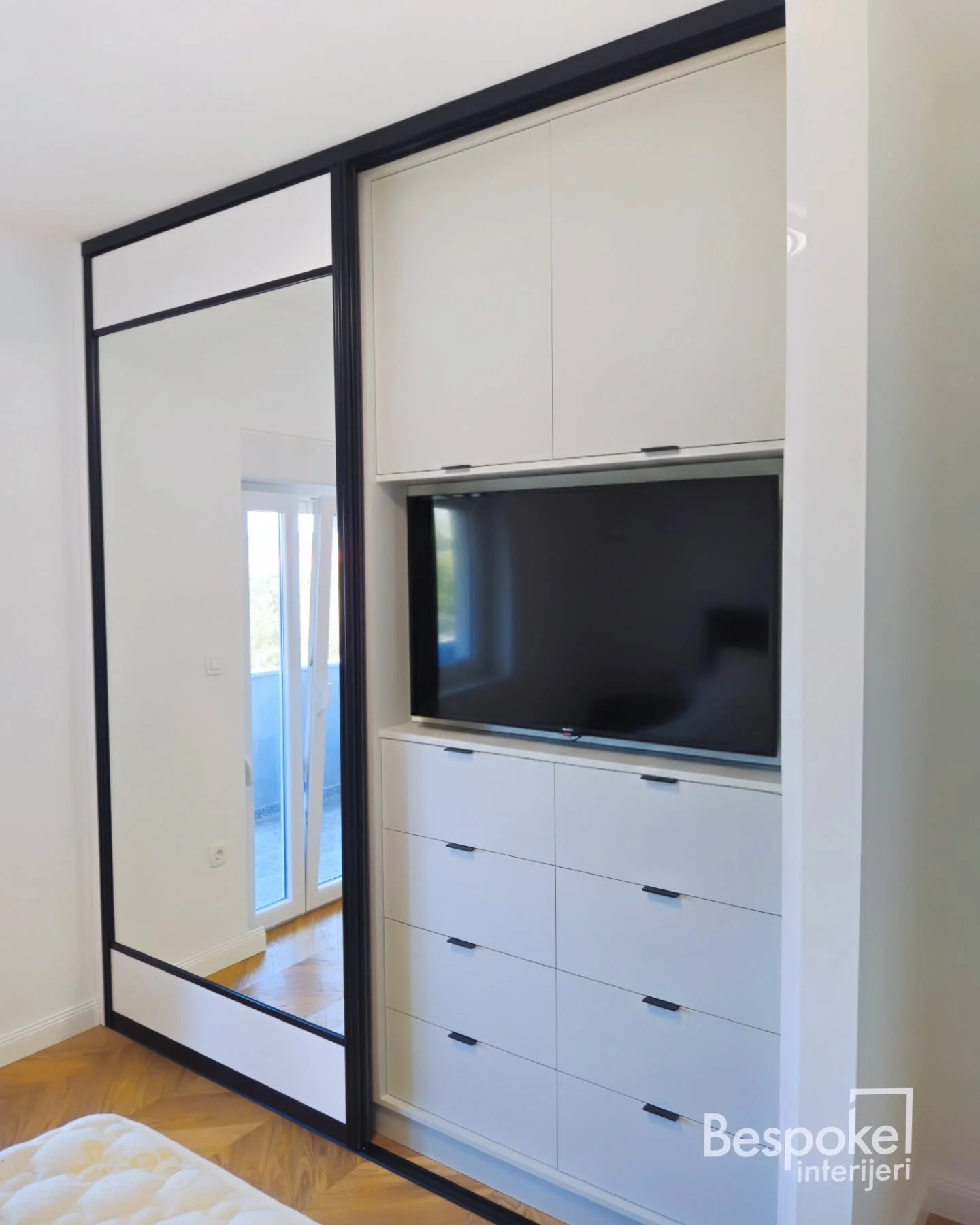 Na&scaron; najnoviji projekt dokazuje da ormar nije samo mjesto za odjeću. Uz elegantna klizna vrata u bijelom sjaju i ogledalu, ovaj ormar krije TV i dasku za peglanje.

✨ Klizna vrata: W1100 PerfectSense bijela sjaj i ogledalo
✨ Korpusi: U708 ST9 S